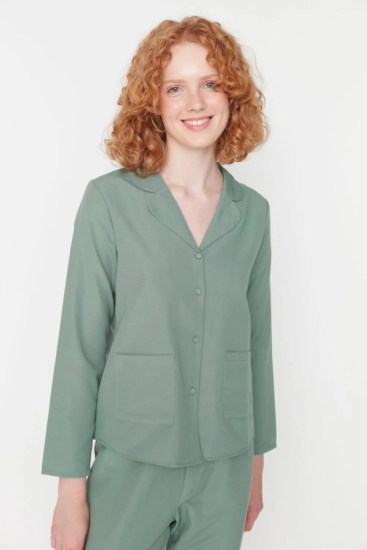 Trendyol Collection  Grünes Pyjama-Set aus gewebter Baumwolle mit Taschendetail THMAW23PT00441