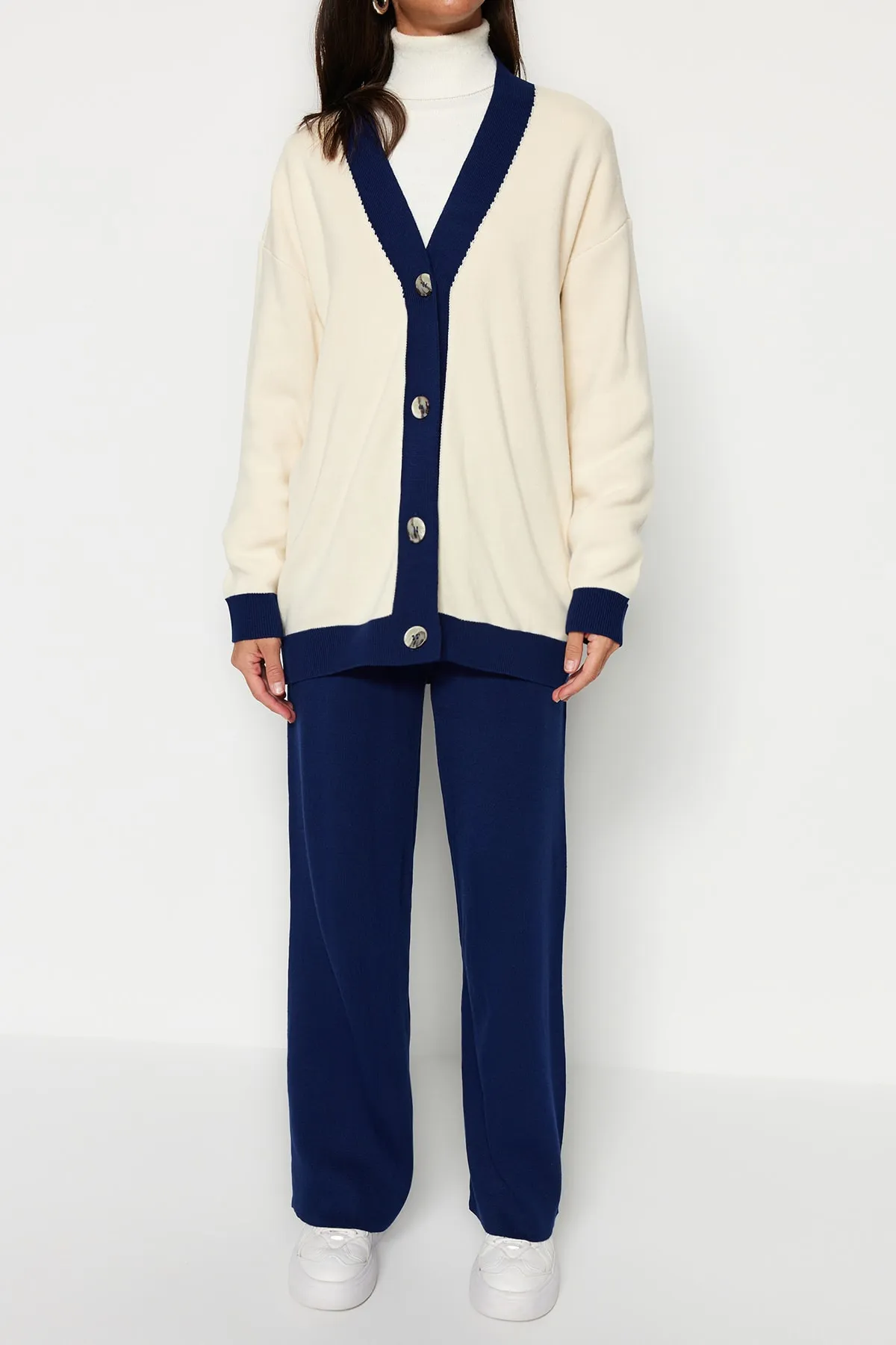 Trendyol Modest  Marineblaues Strickset mit Strickjacke und Hose mit Streifendetail TCTAW22AU0156