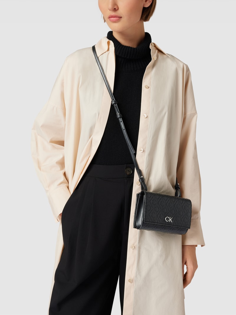 Clutch mit Allover-Label-Prägung in schwarz