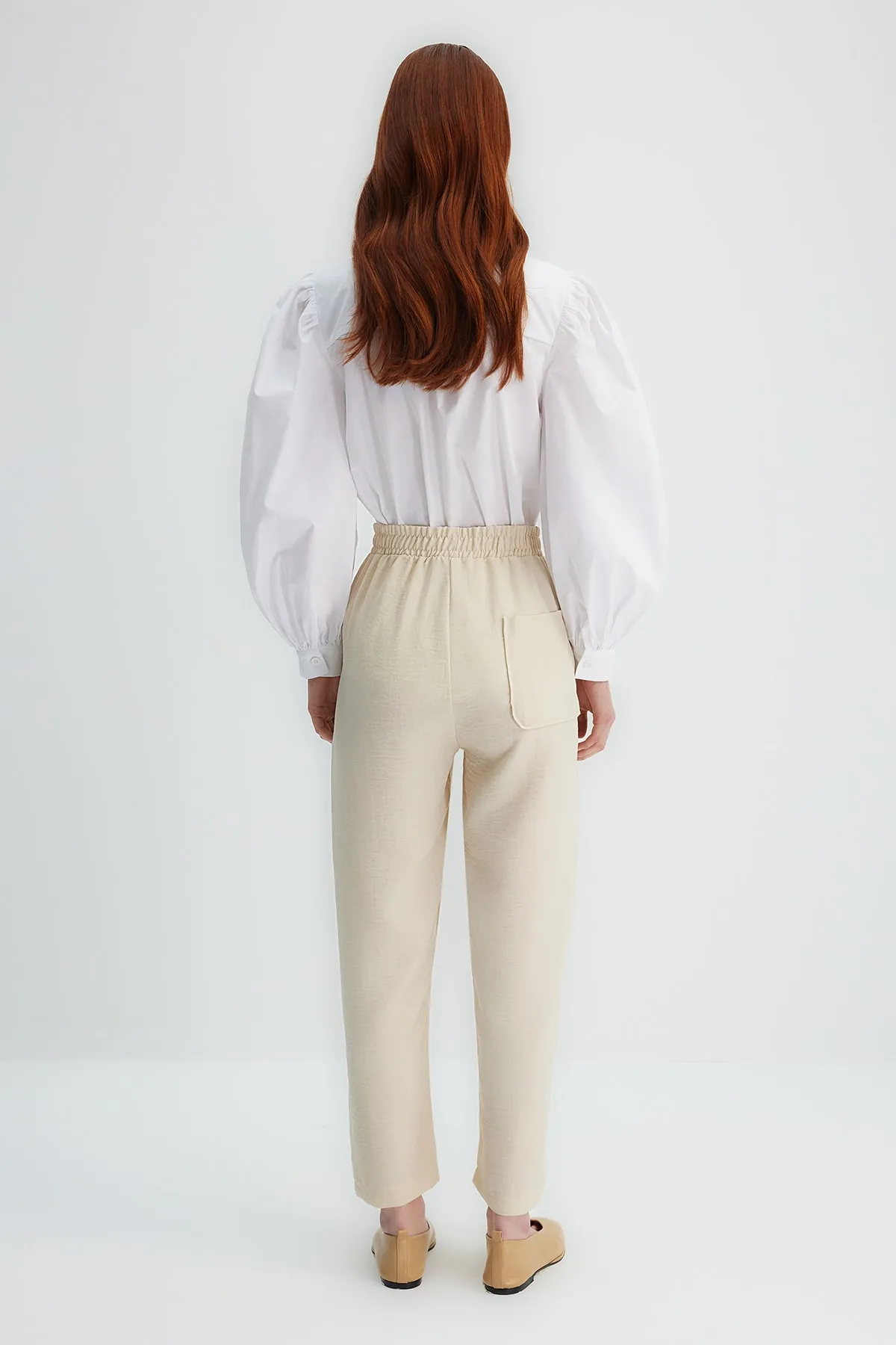 Trendyol Modest  X Kevser Sarıoğlu Beige gewebte Hose mit elastischem Bund TCLSS23TP00007