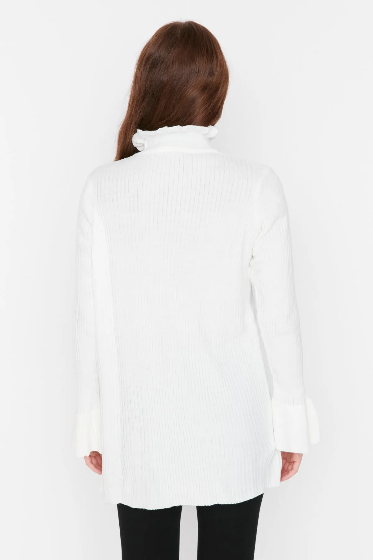 Trendyol Modest  Ecrufarbener Strickpullover mit hohem Kragen TCTAW23AK00039