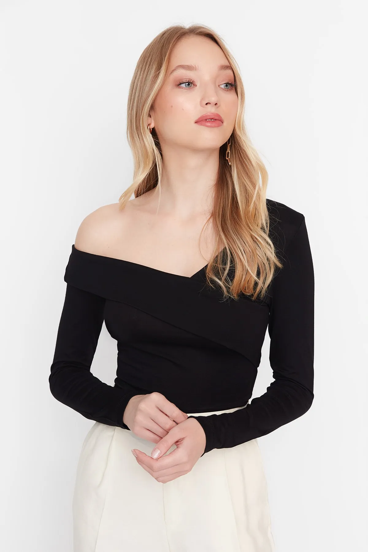 Trendyol Collection  Schwarze, taillierte, asymmetrische, dehnbare Viskose-Strickbluse TWOAW23BZ00748
