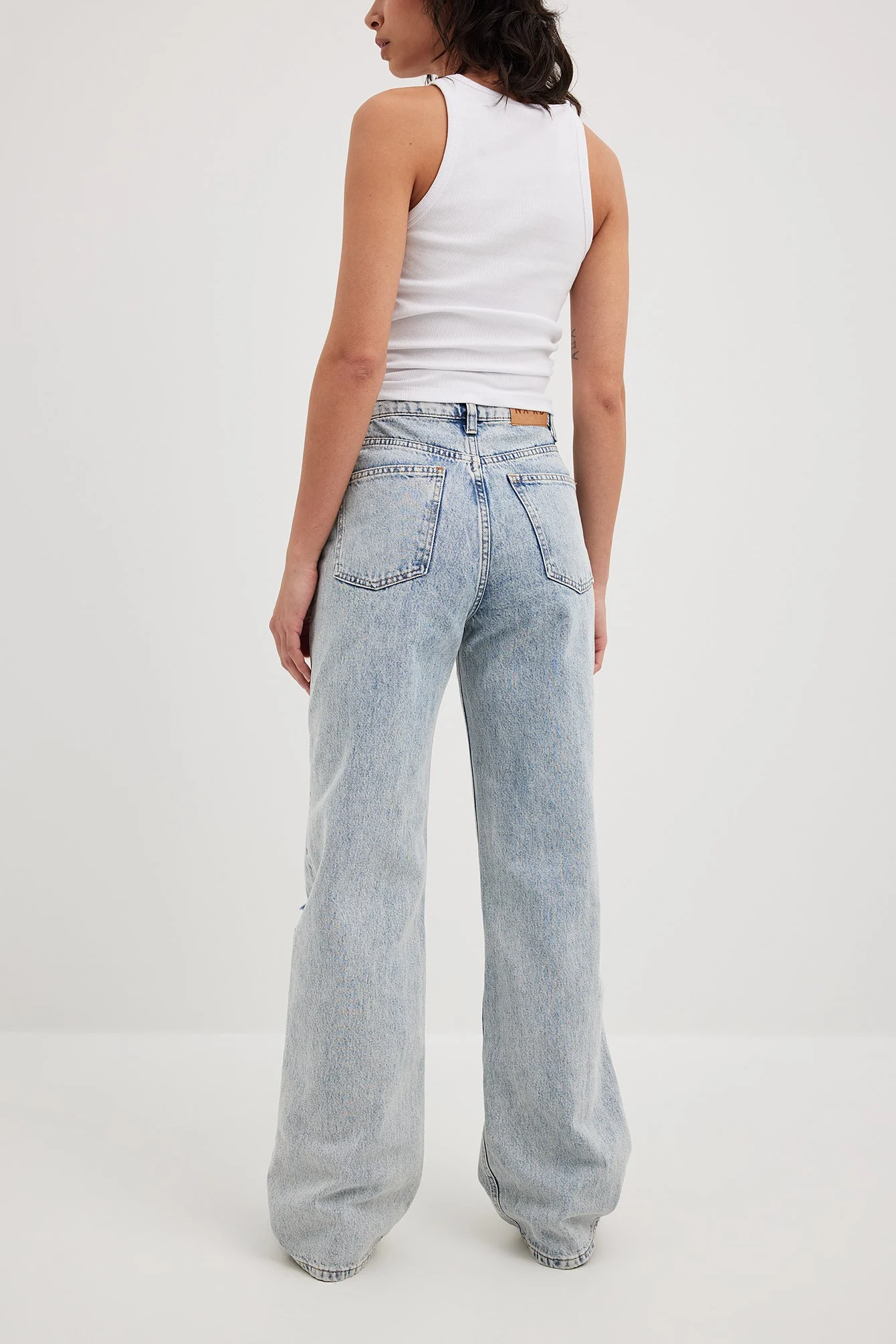 Jeans mit weiten Beinen im Acid-Wash- und Destroyed-Look