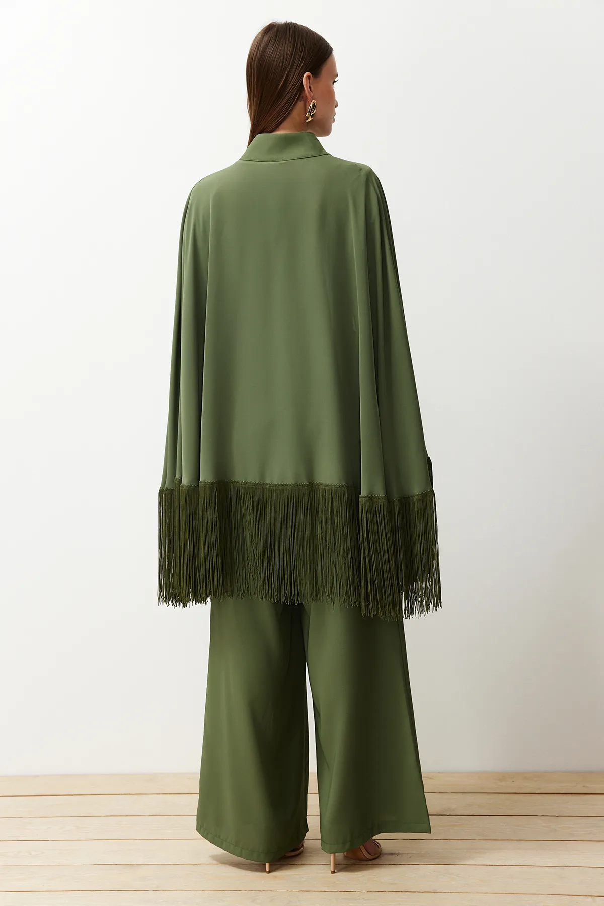 Trendyol Modest  Khakifarbener Abendkleid-Overall mit Quasten und Umhang TCTAW24DB00007