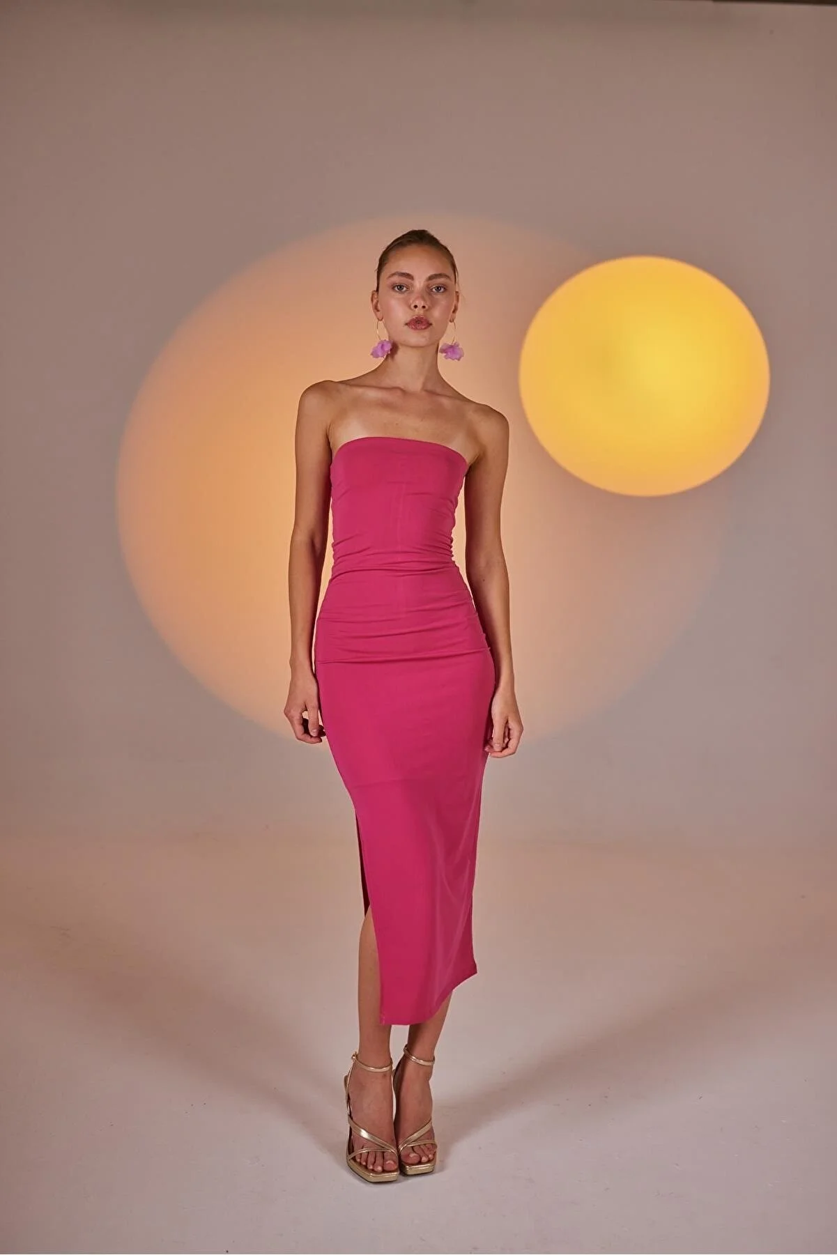 HOLLY LOLLY  Trägerloses Midi-Bodycon-Kleid mit Schlitz in Rosa