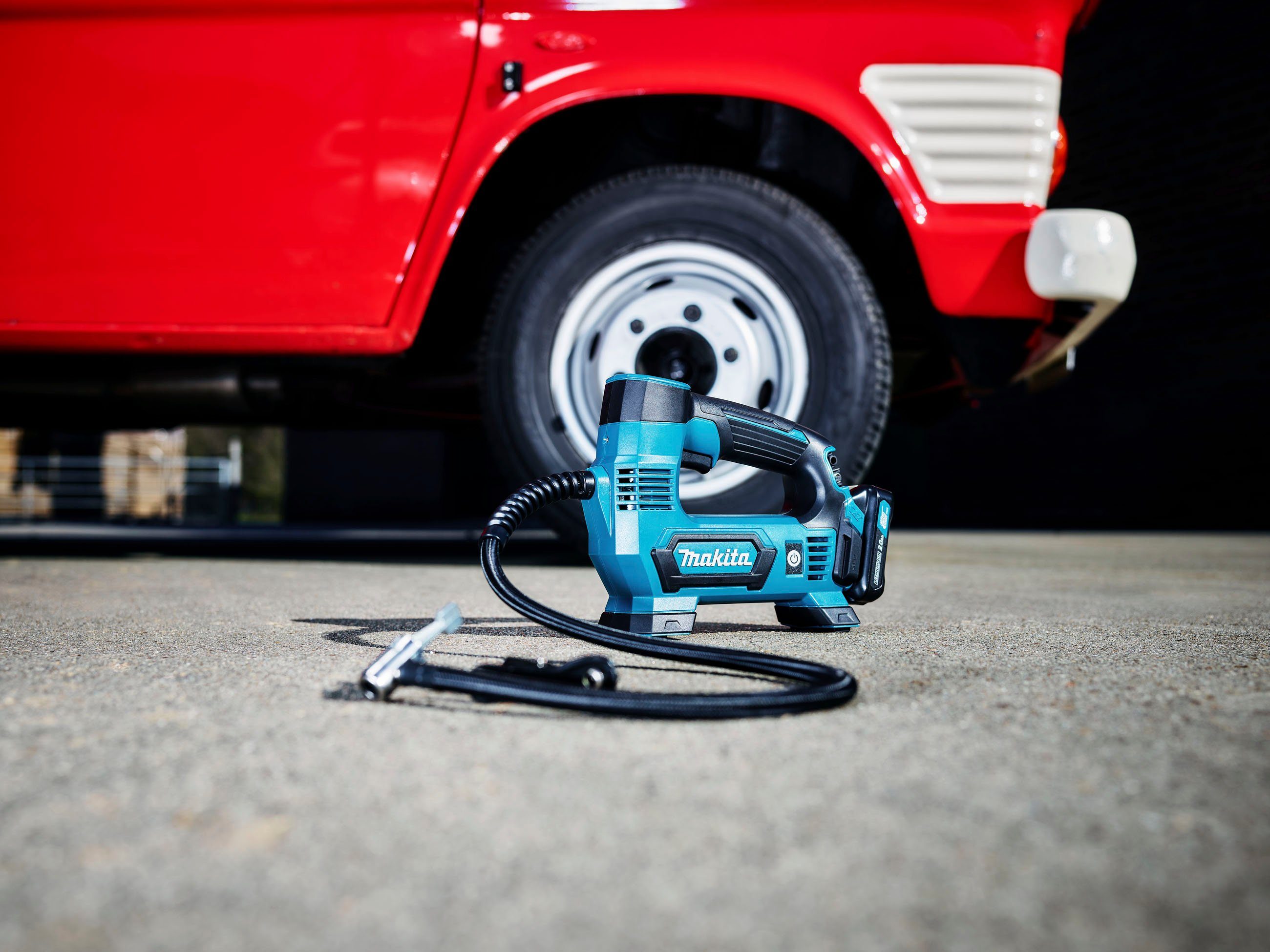 Makita Akku-Handkompressor MP100DZ, max. 8,3 bar, zum schnellen und einfachen Befüllen von Reifen, Bällen uvm.