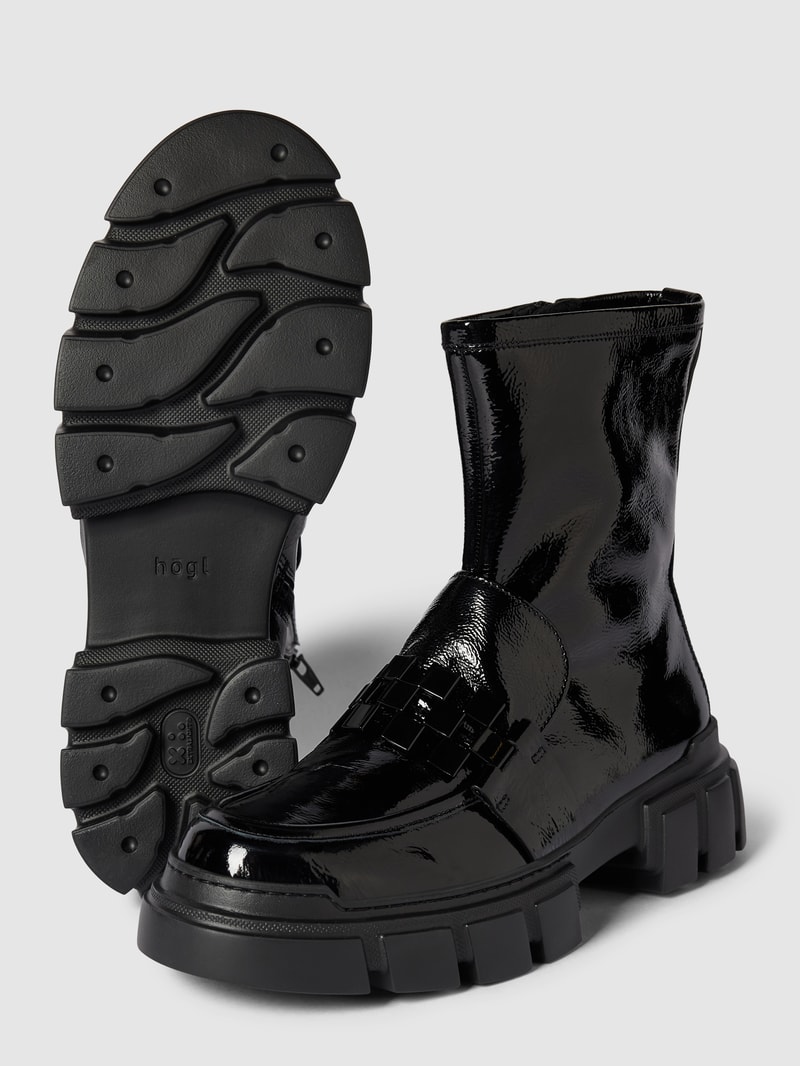 Stiefel mit strukturierter Sohle in schwarz