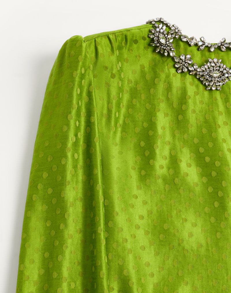 Broderet silke- og hørtop med plus-de-pois-jacquard