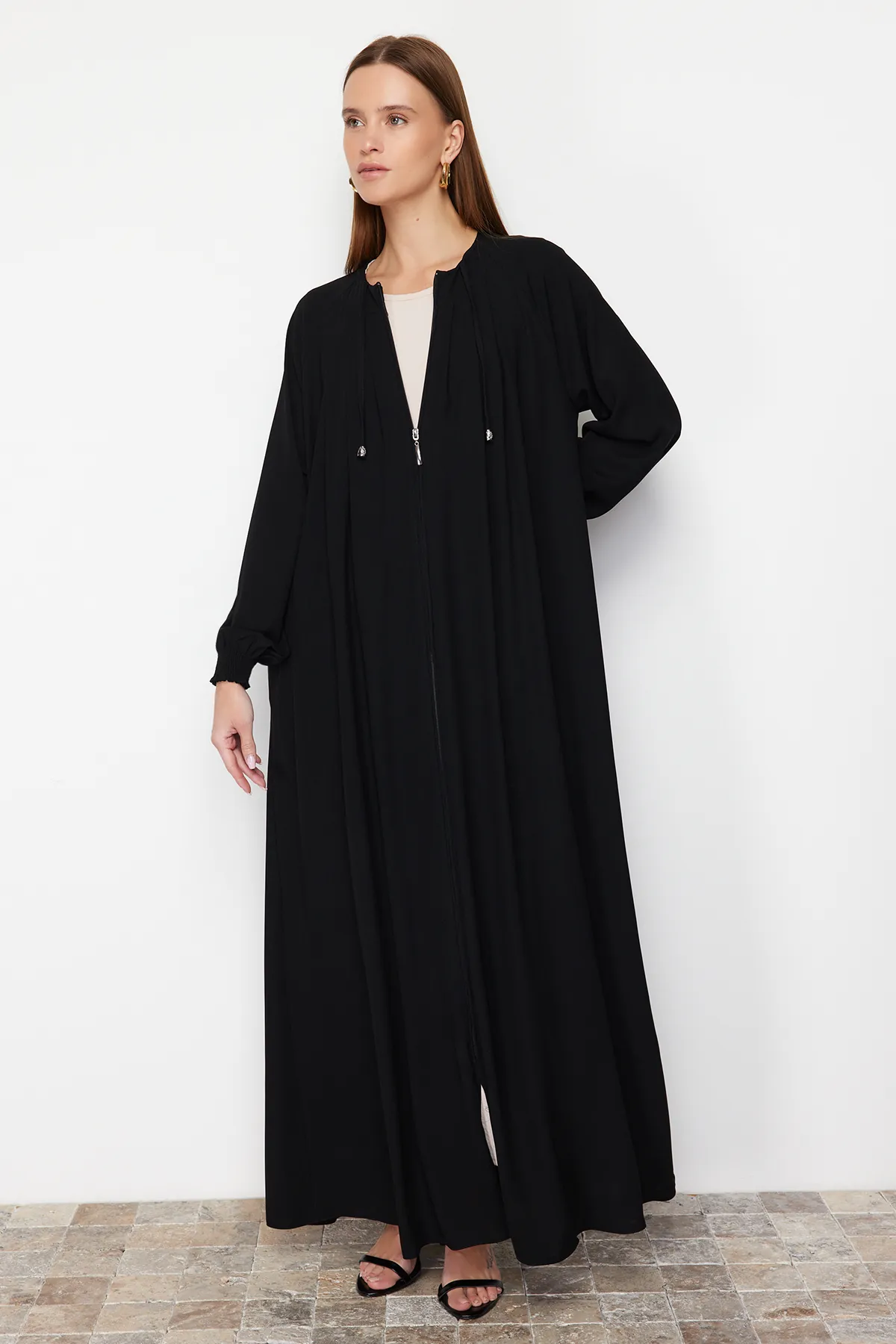Trendyol Modest  Schwarzes Mevlana-Modell, gewebte dünne Kreppmütze & Ferace & Abaya TCTSS24KF00023