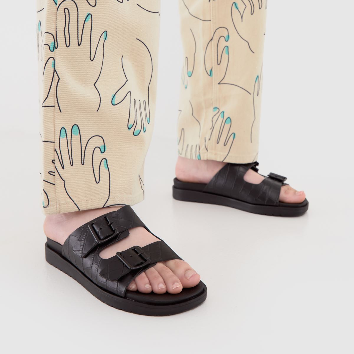 Schuh Trista Croc Croc csatos talpú szandál fekete színben