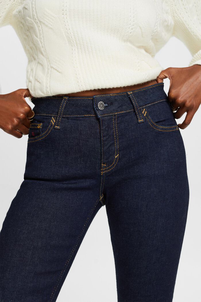 Recycelt: Schmale Jeans mit mittelhohem Bund