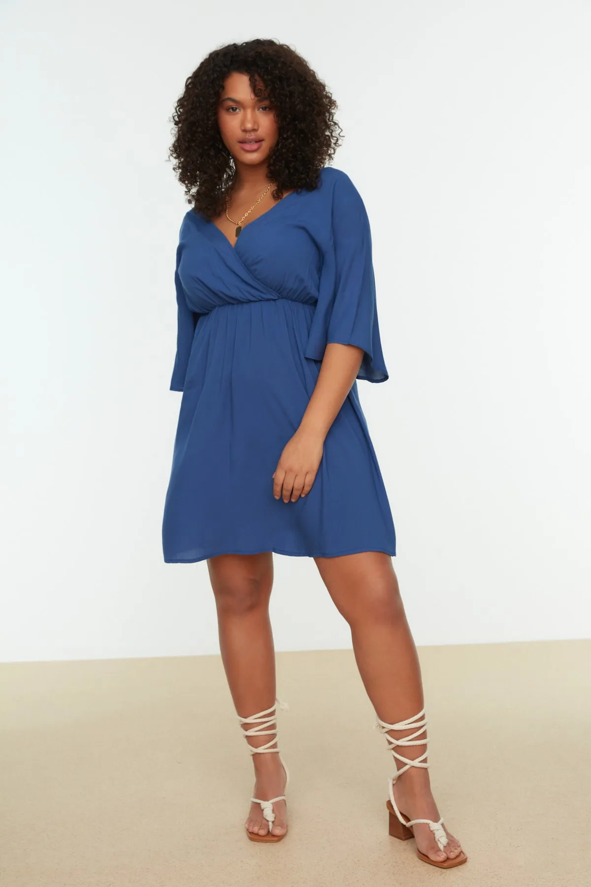 Trendyol Curve  Indigoblaues gewebtes zweireihiges Kleid mit Verschluss TBBSS22EL0540
