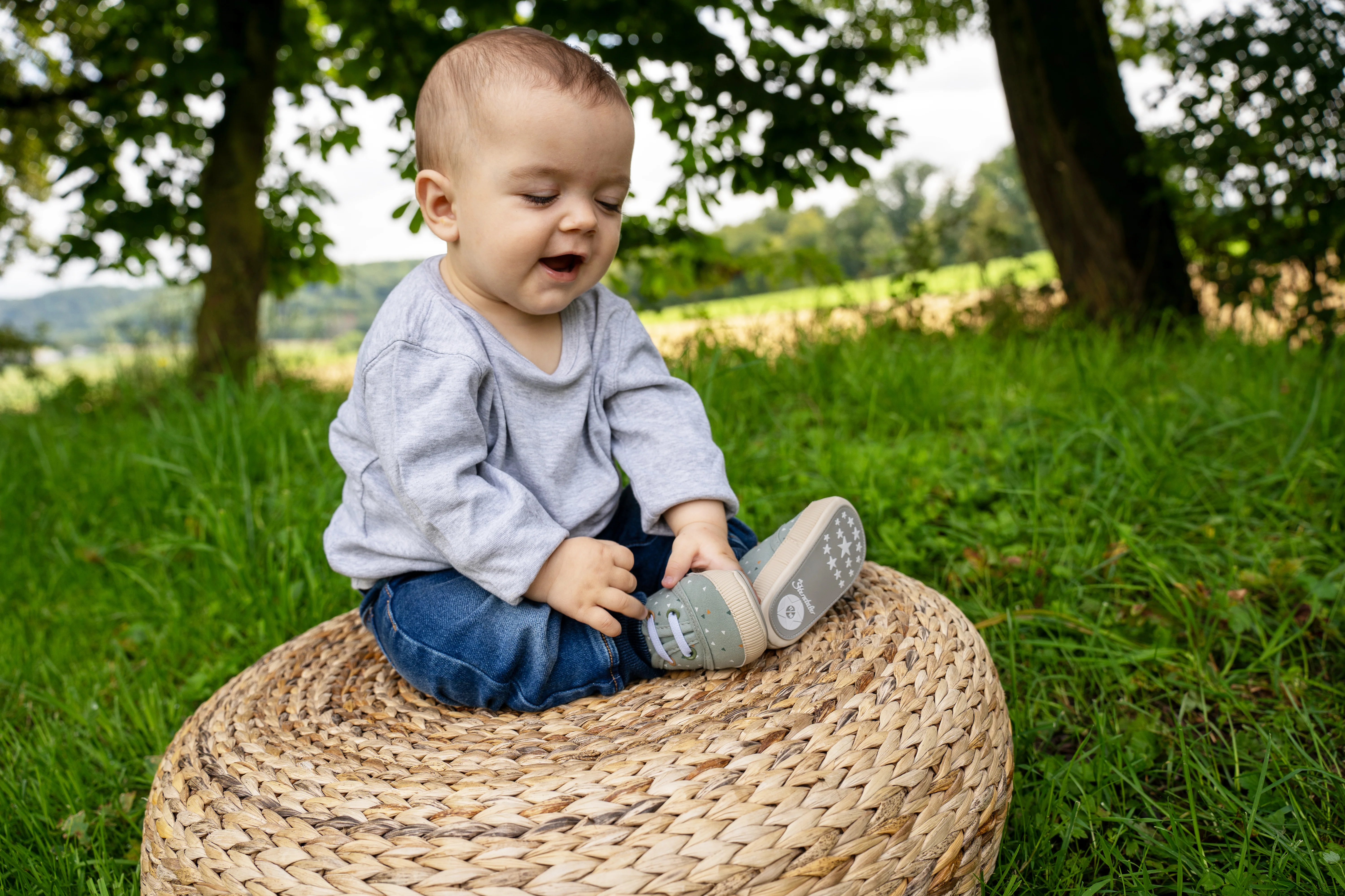 Babyschuh mit elastischen Schnürsenkeln in steingrün