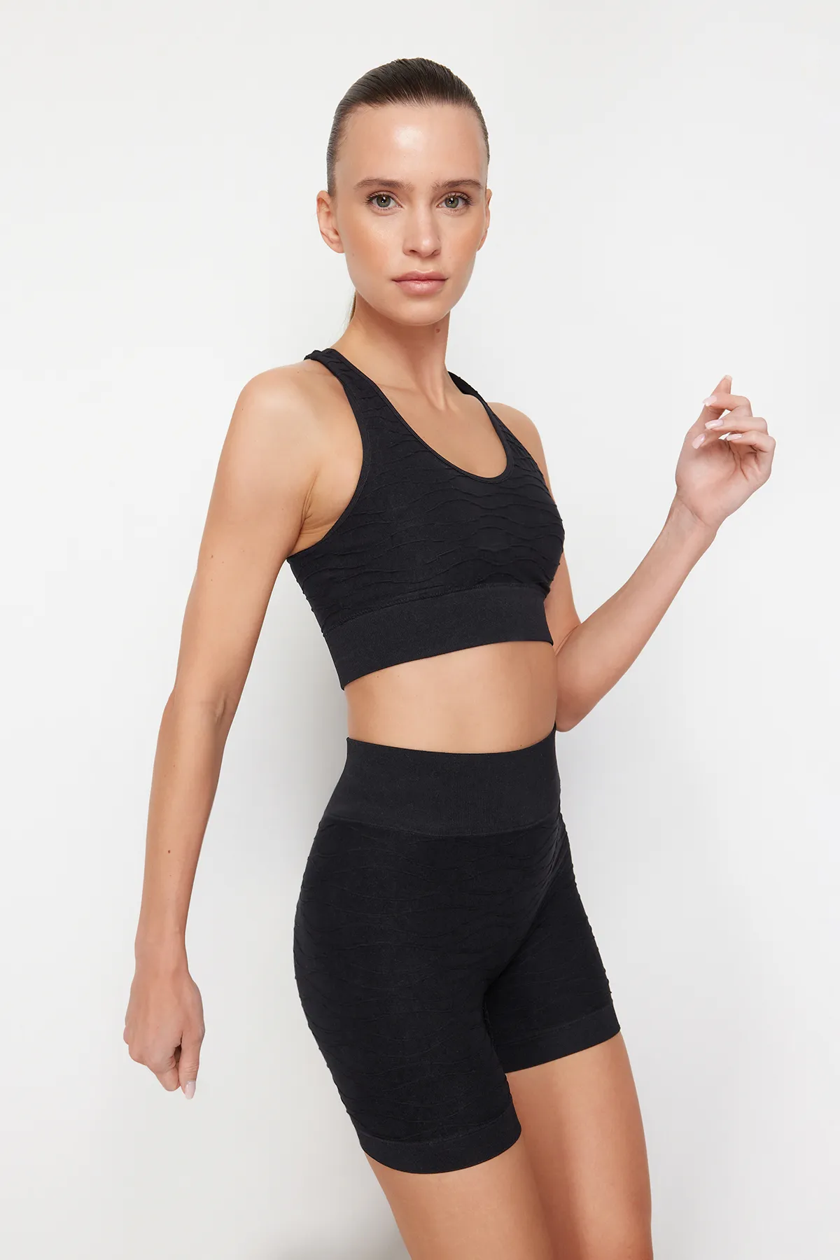 Trendyol Collection  Schwarzer nahtloser/nahtloser Sport-BH aus Strick mit gestütztem/formendem Rückendetail THMSS24SS00030