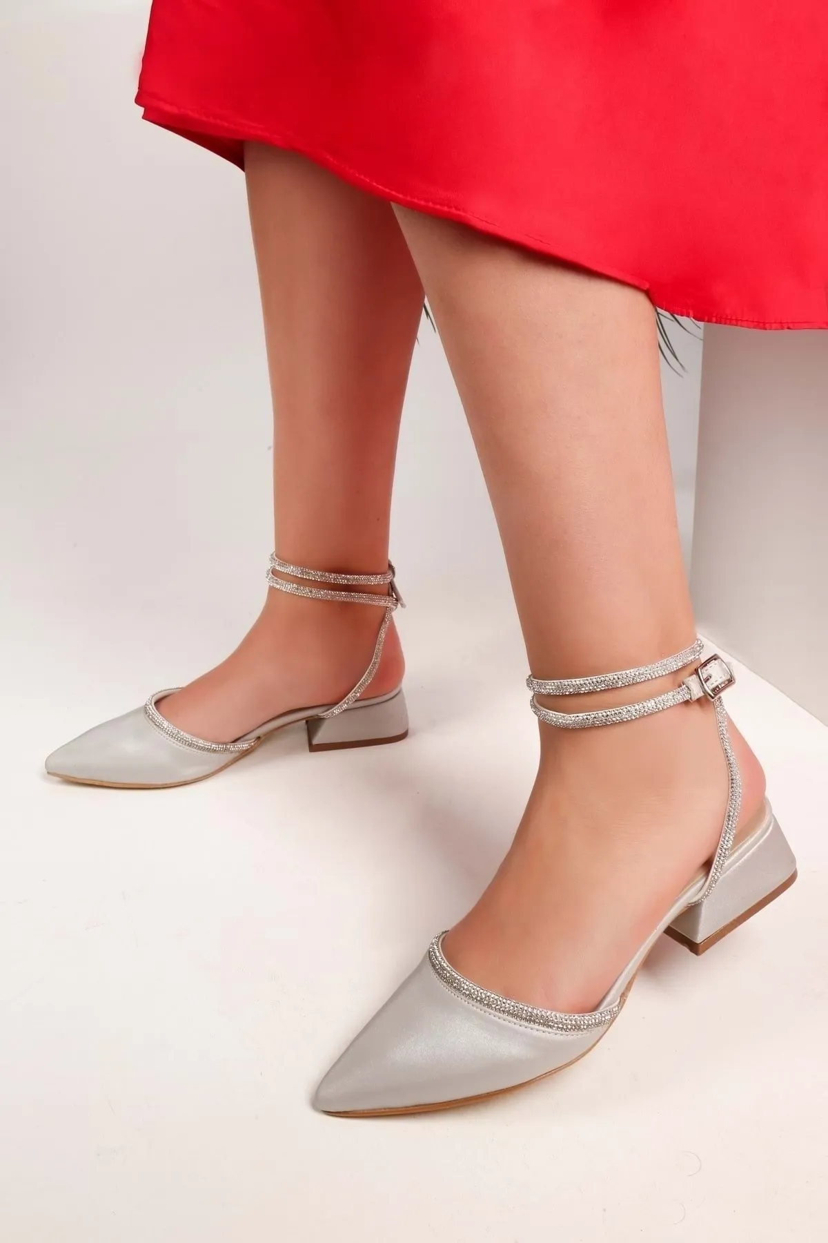 Shoeberry  Damen-Schuhe Yune aus silbernem Satin-Stein mit Absatz