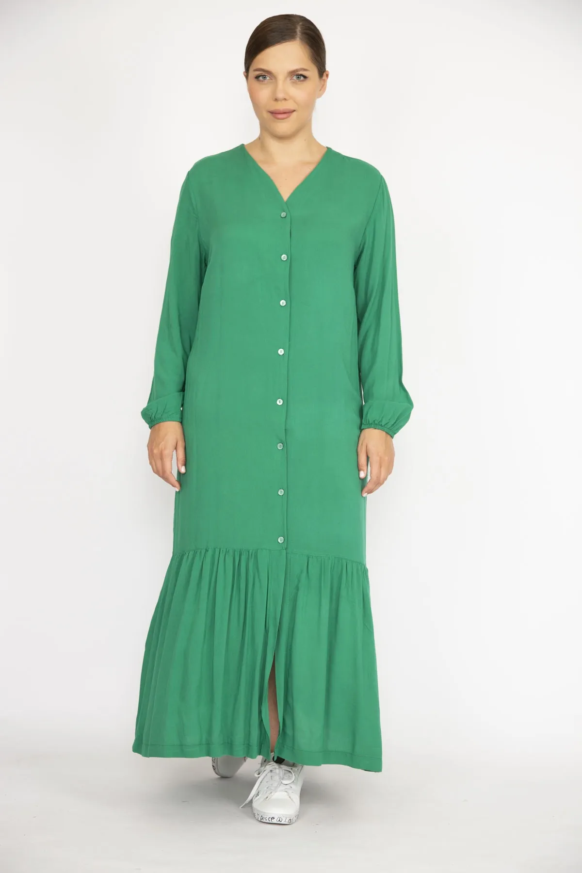 Şans  Grünes, großes Damenkleid aus gewebtem Viskosestoff mit Knöpfen vorne und langen Ärmeln 65n36694