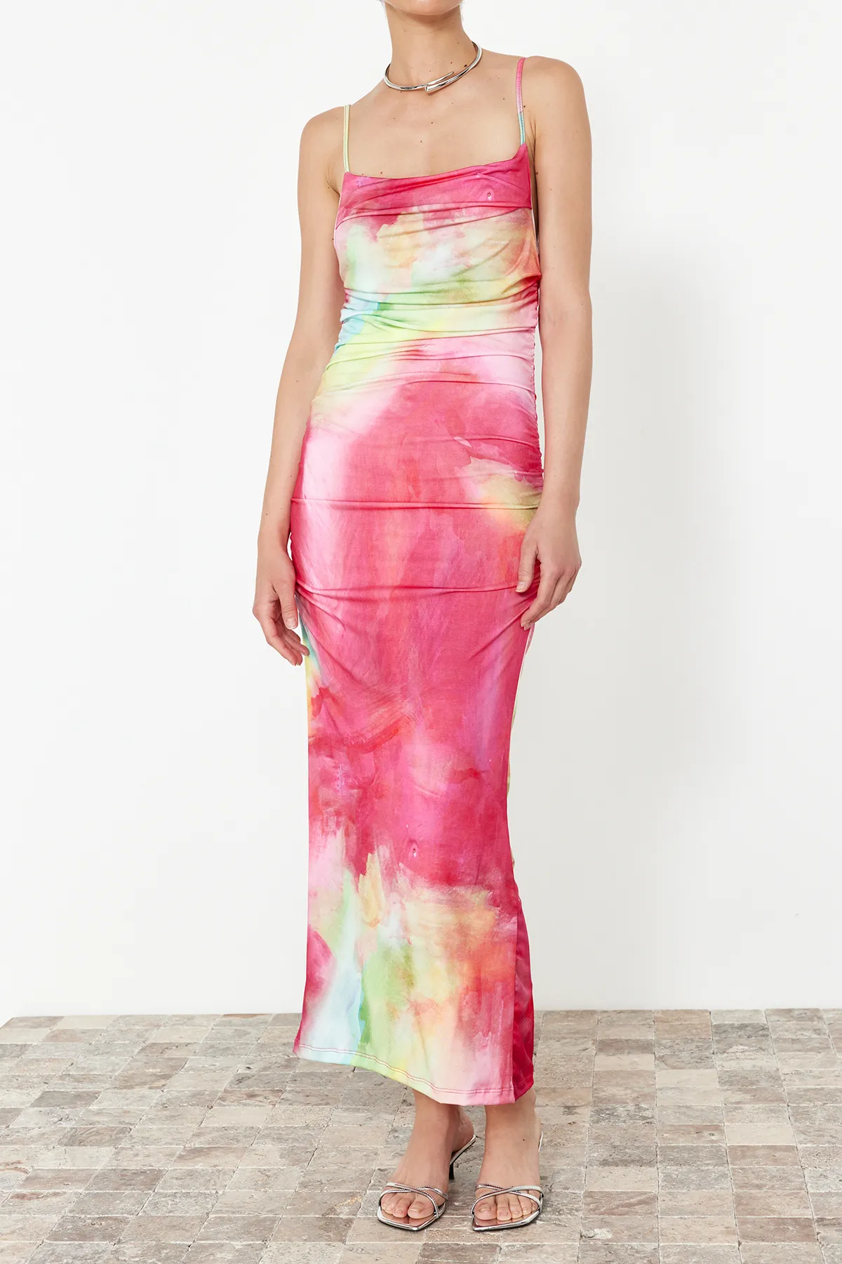 Trendyol Collection  Limited Edition – Rosa bedrucktes, dehnbares Strick-Bleistiftkleid mit Midi-Trägern TWOSS24EL00566