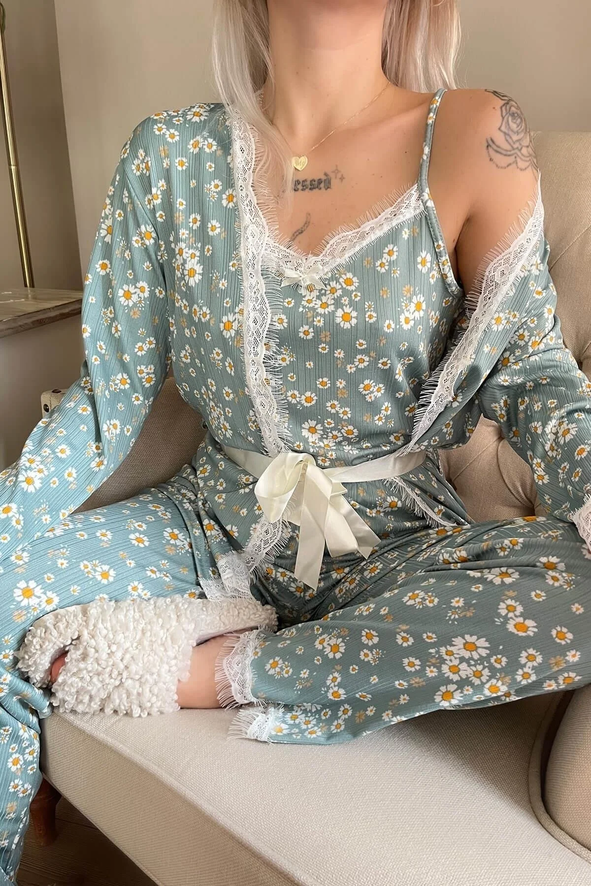 Pijamaevi  Grün-gelbes Mini-Pegasus-Pyjama-Set mit Gänseblümchenmuster und Morgenmantel