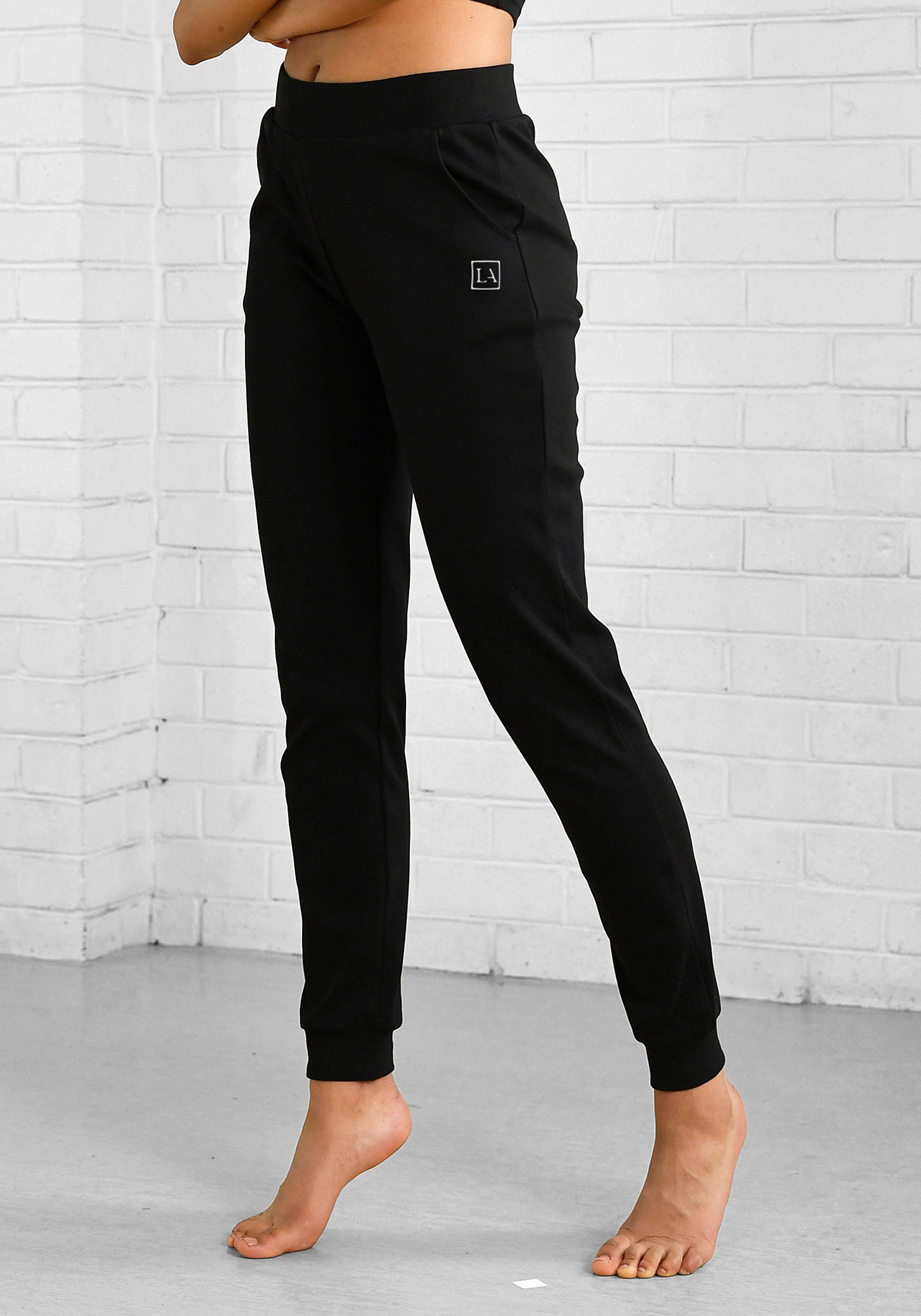 LASCANA ACTIVE Jogginghose in schmaler Form mit Bündchen