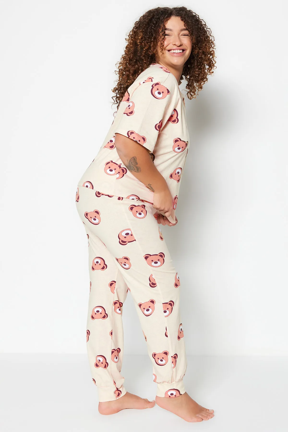 Trendyol Curve  Ecrufarbenes Pyjama-Set aus Strick mit Teddybär-Muster TBBAW23AI00039