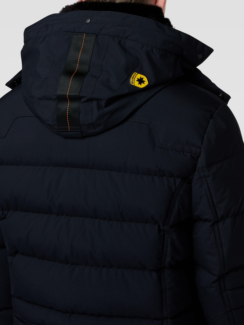 Steppjacke mit Label-Patch in marineblau
