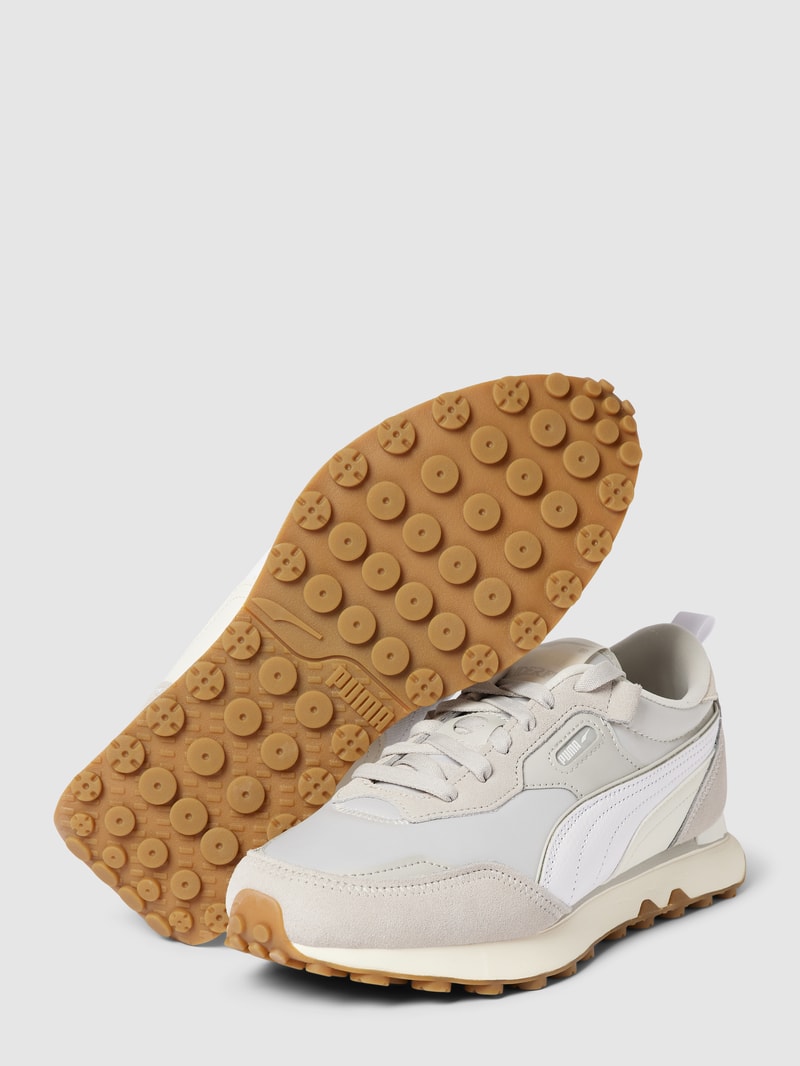 Sneaker mit Label-Details in hellgrau
