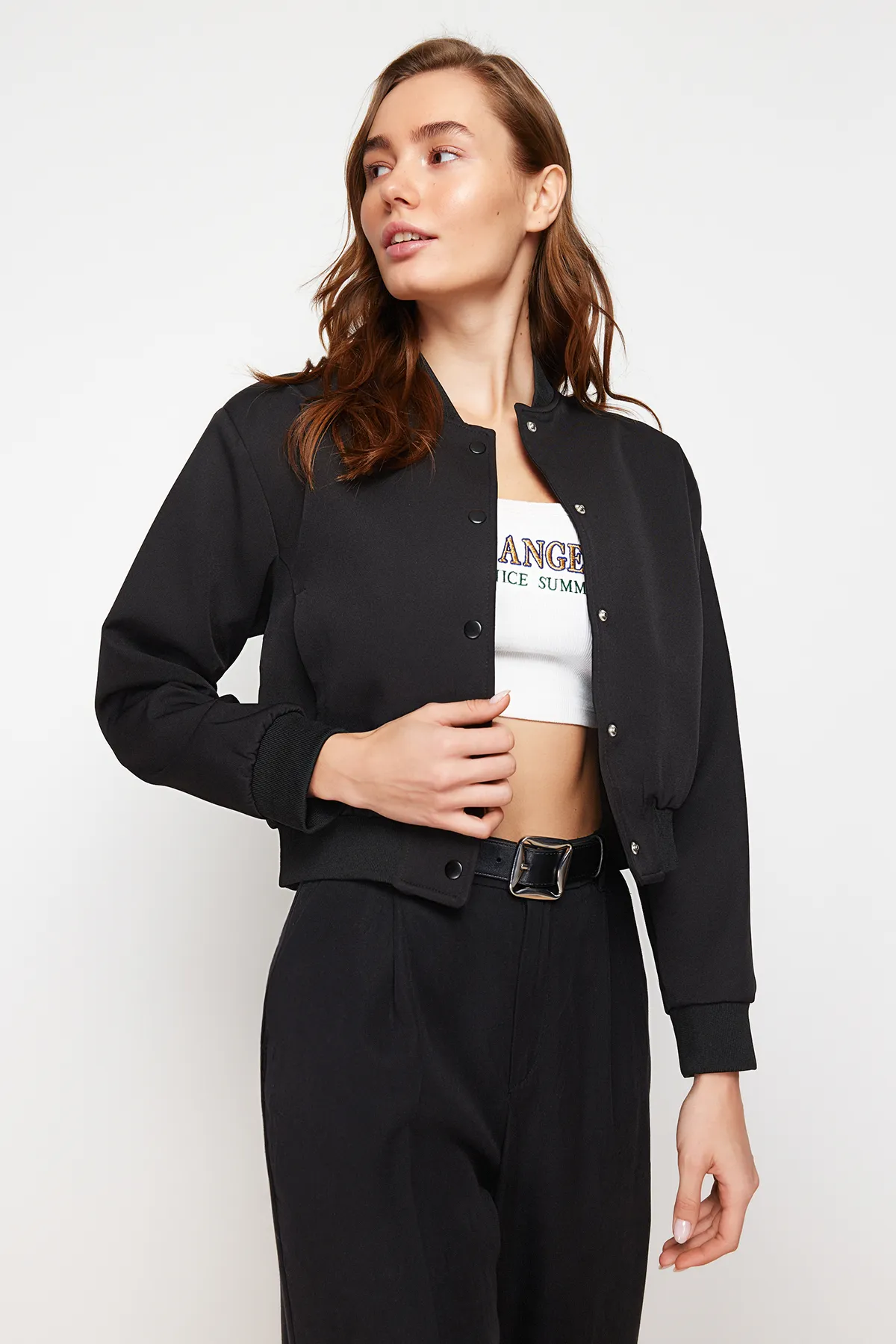 Trendyol Collection  Schwarze, verkürzte, schmale Bomberjacke TWOSS24MO00032