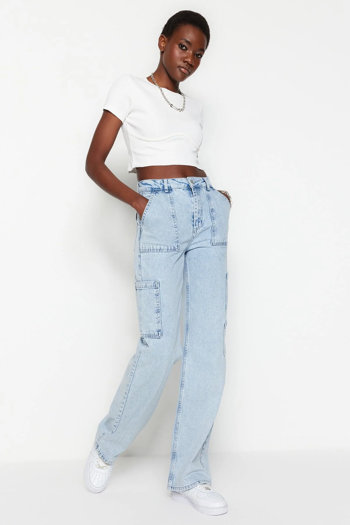 Trendyol Collection  Hellblaue Jeans mit hoher Taille und weitem Bein und Cargo-Taschen TWOSS23JE00055
