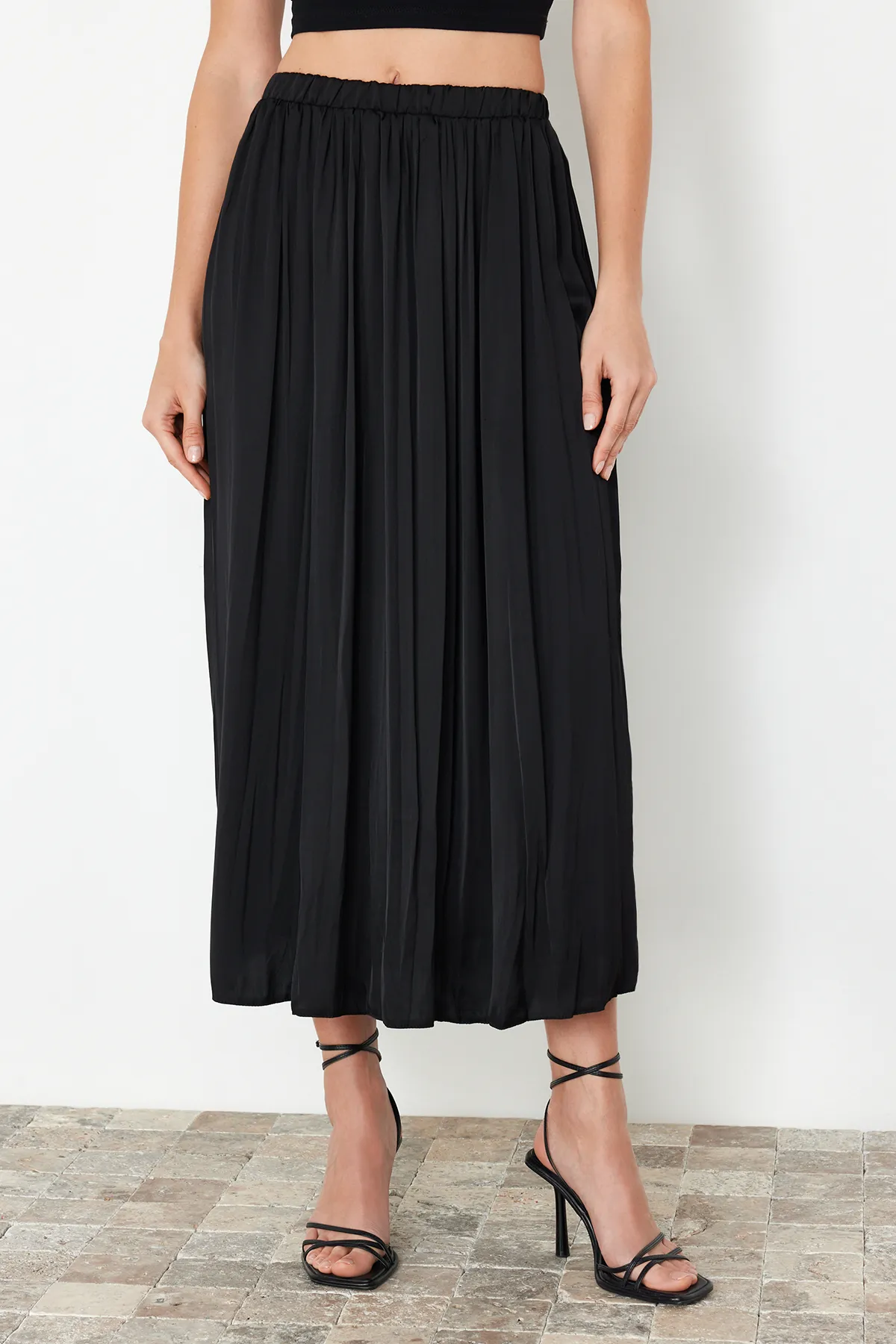 Trendyol Collection  Schwarzer plissierter Maxi-Webrock in Satin-Optik mit Knittereffekt TWOSS24ET00187