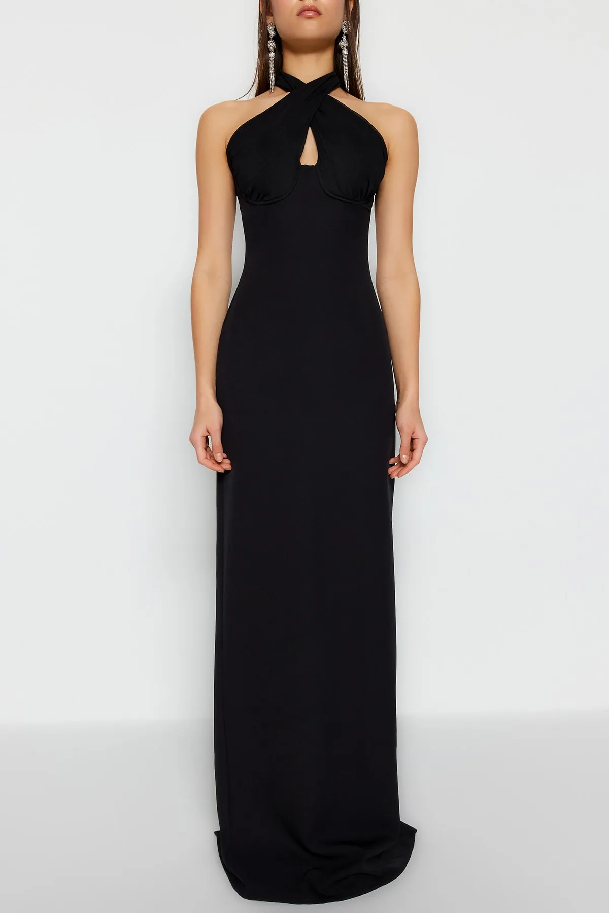Trendyol Collection  Schwarzes langes Abendkleid mit gewebtem Fenster/Ausschnitt-Detail TPRSS23AE00189