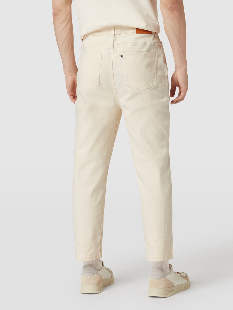 Tapered Fit Jeans mit Label-Patch in offwhite