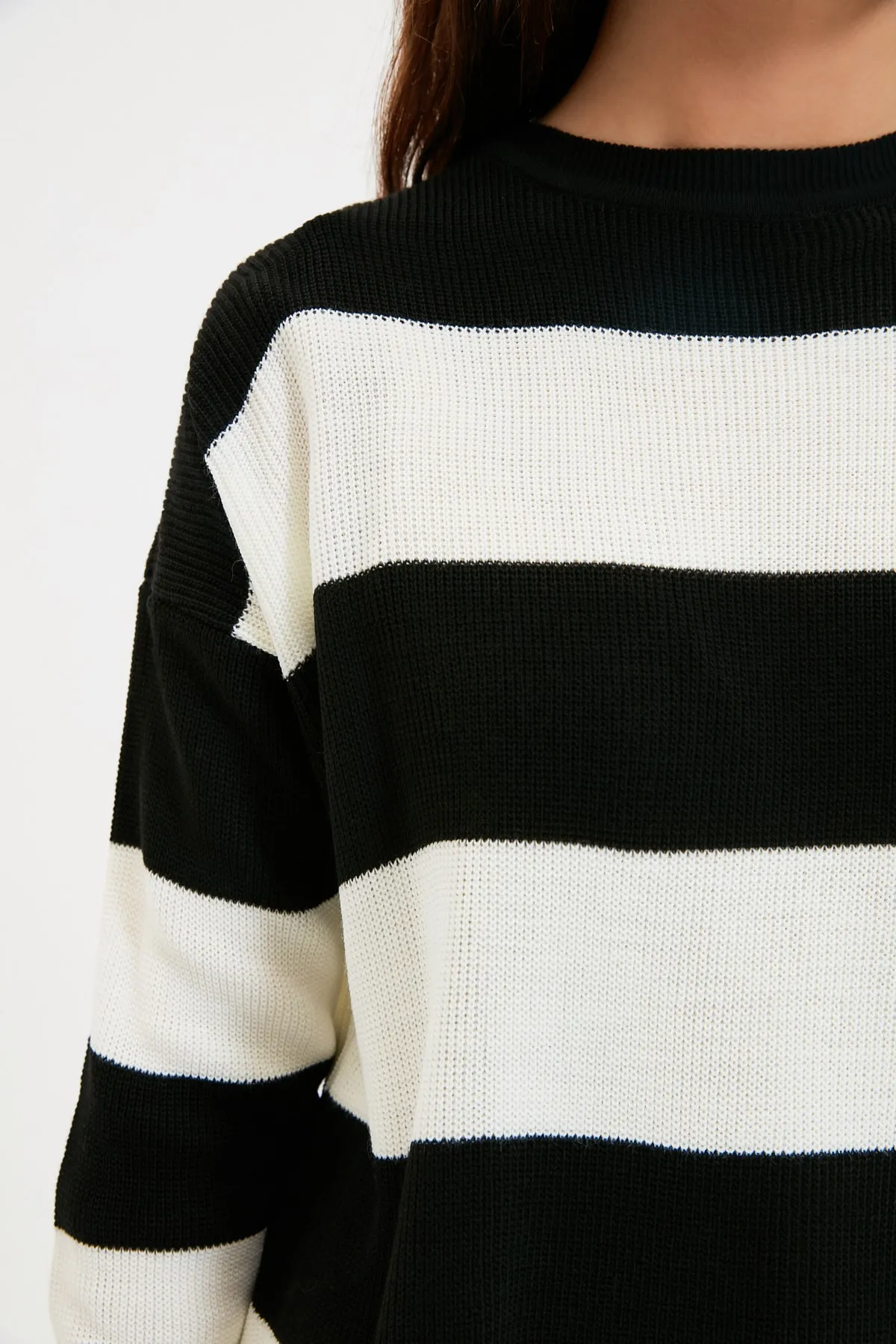 Trendyol Modest  Schwarzer gestreifter Strickpullover TCTAW22AK0131