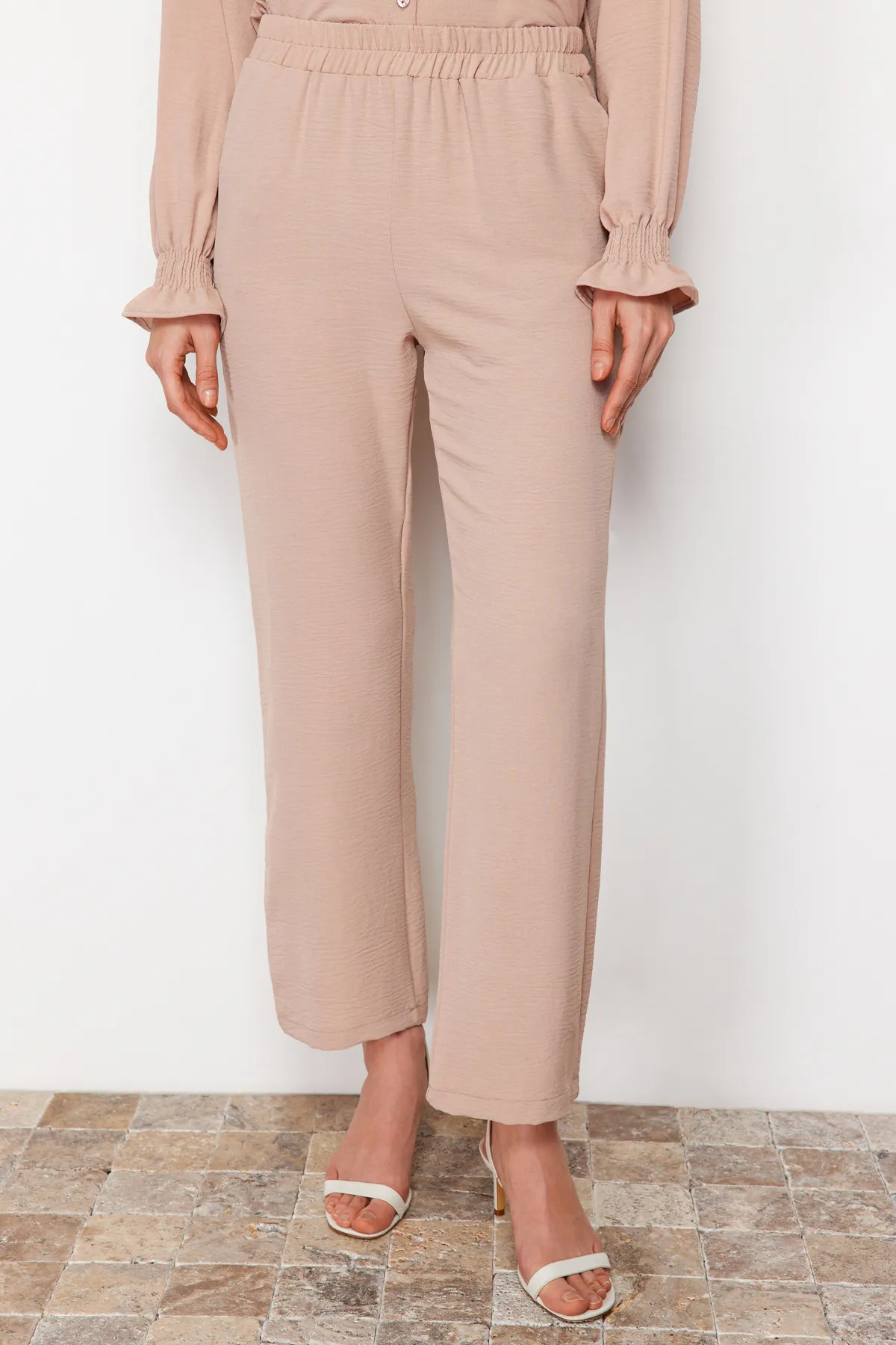 Trendyol Modest  Beiges gewebtes Aerobin-Hemd-Hosen-Set mit Gürtel TCTSS23US00018