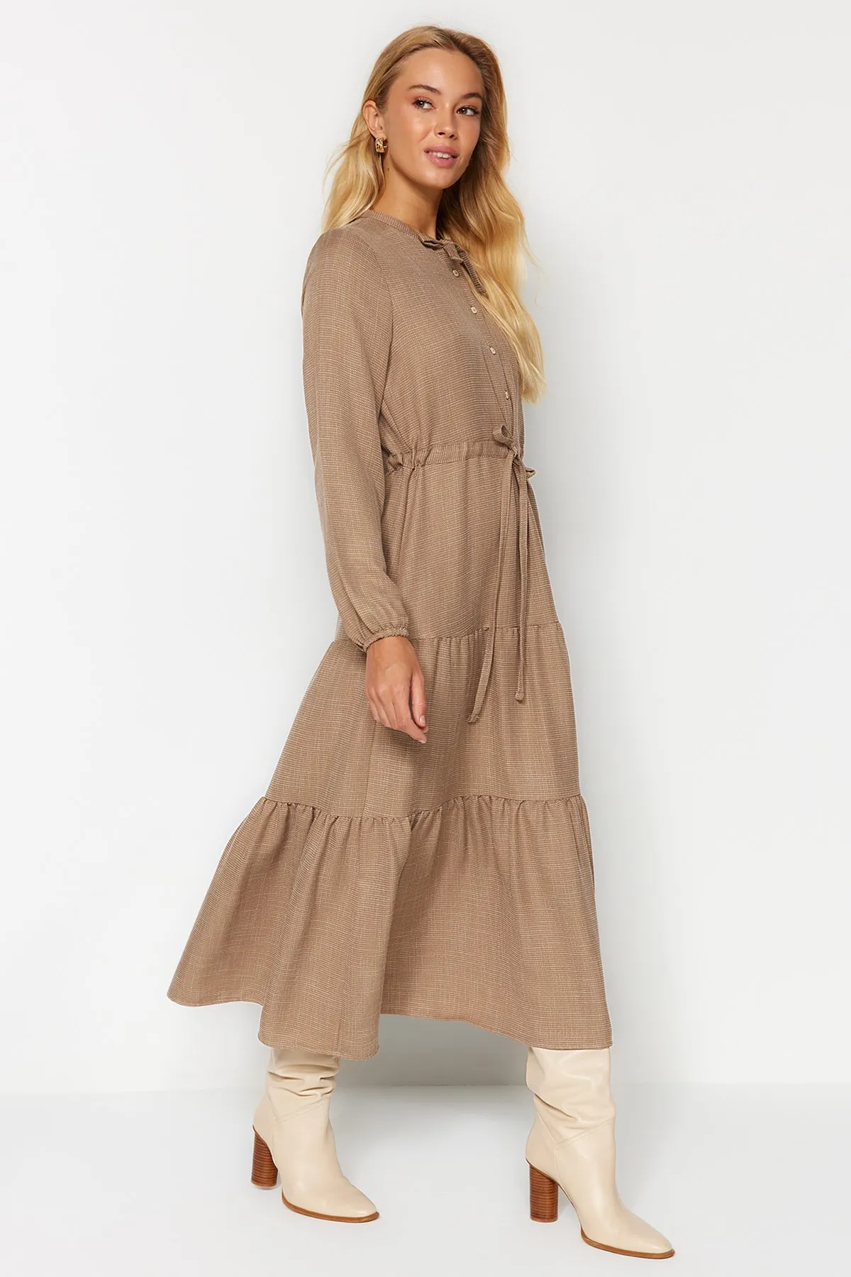 Trendyol Modest  Hellbraunes, gewebtes Kleid mit Schnürrock TCTAW22EB0136