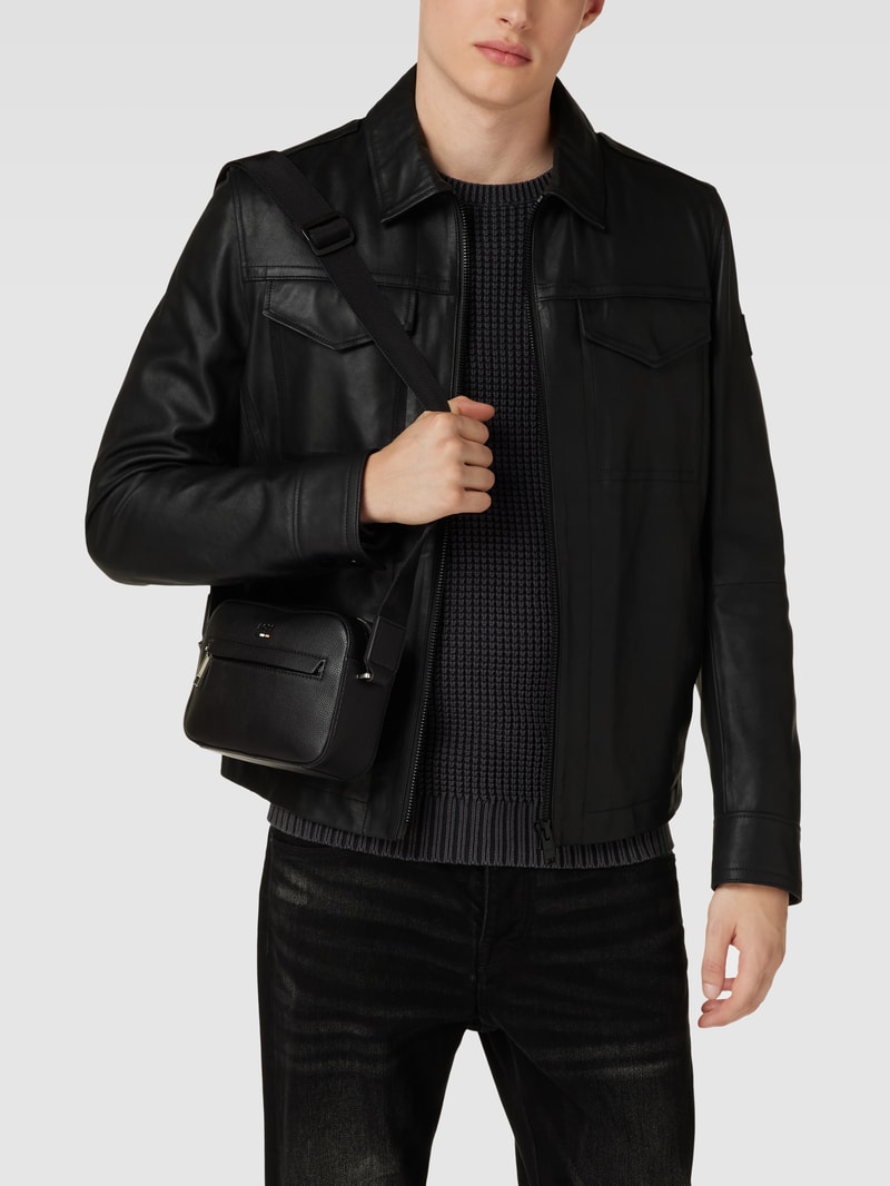 Umhängetasche mit Label-Details Modell 'Ray' in schwarz