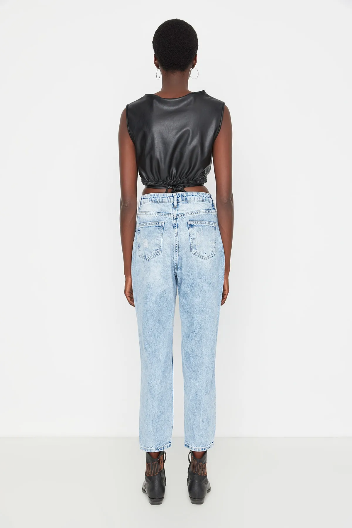 Trendyol Collection  Blaue Mom-Jeans mit zerrissenem Detail und hoher Taille TWOSS21JE0150