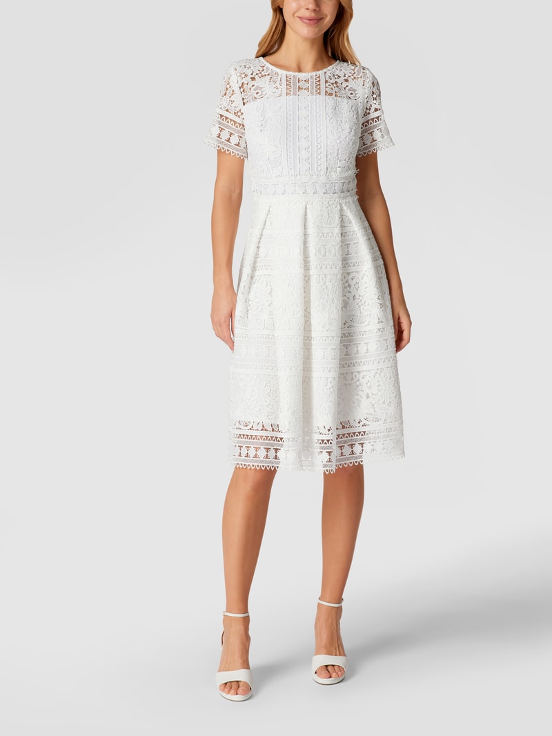 Brautkleid mit floraler Spitze in offwhite