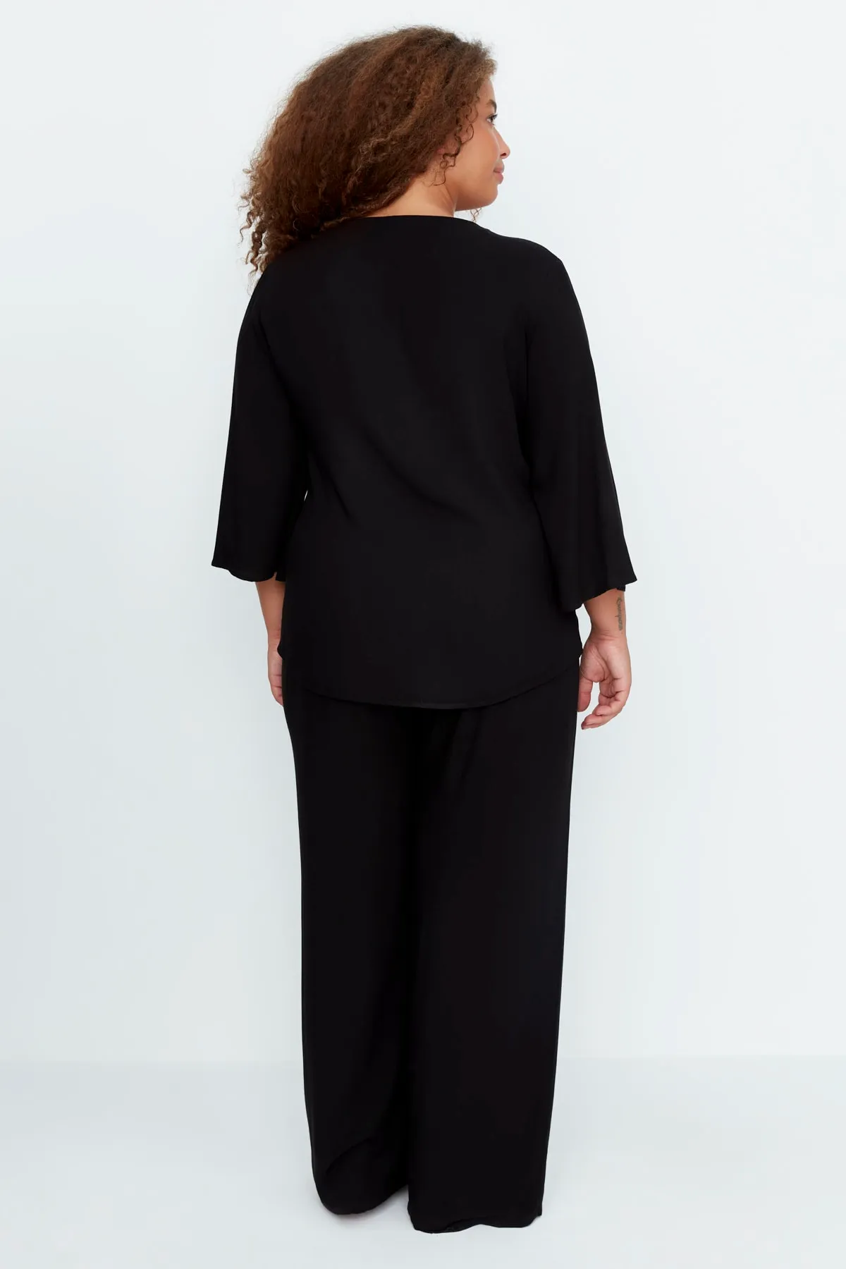 Trendyol Curve  Schwarzes, zweireihiges, gewebtes Pyjama-Set zum Binden mit Kragen TBBAW23AI00032