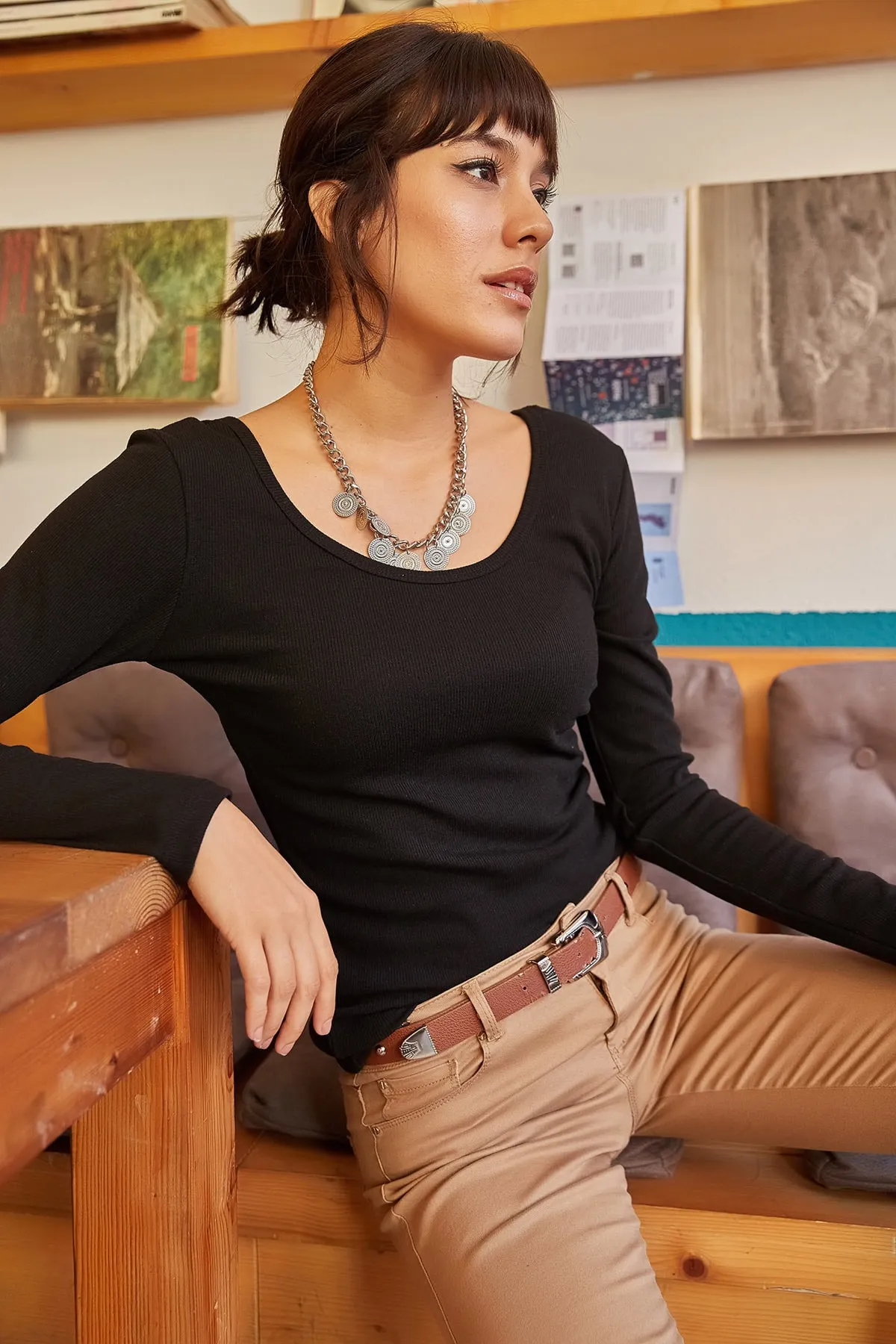 Olalook  Schwarze Camisole-Bluse mit weitem Kragen für Damen BLZ-19000722