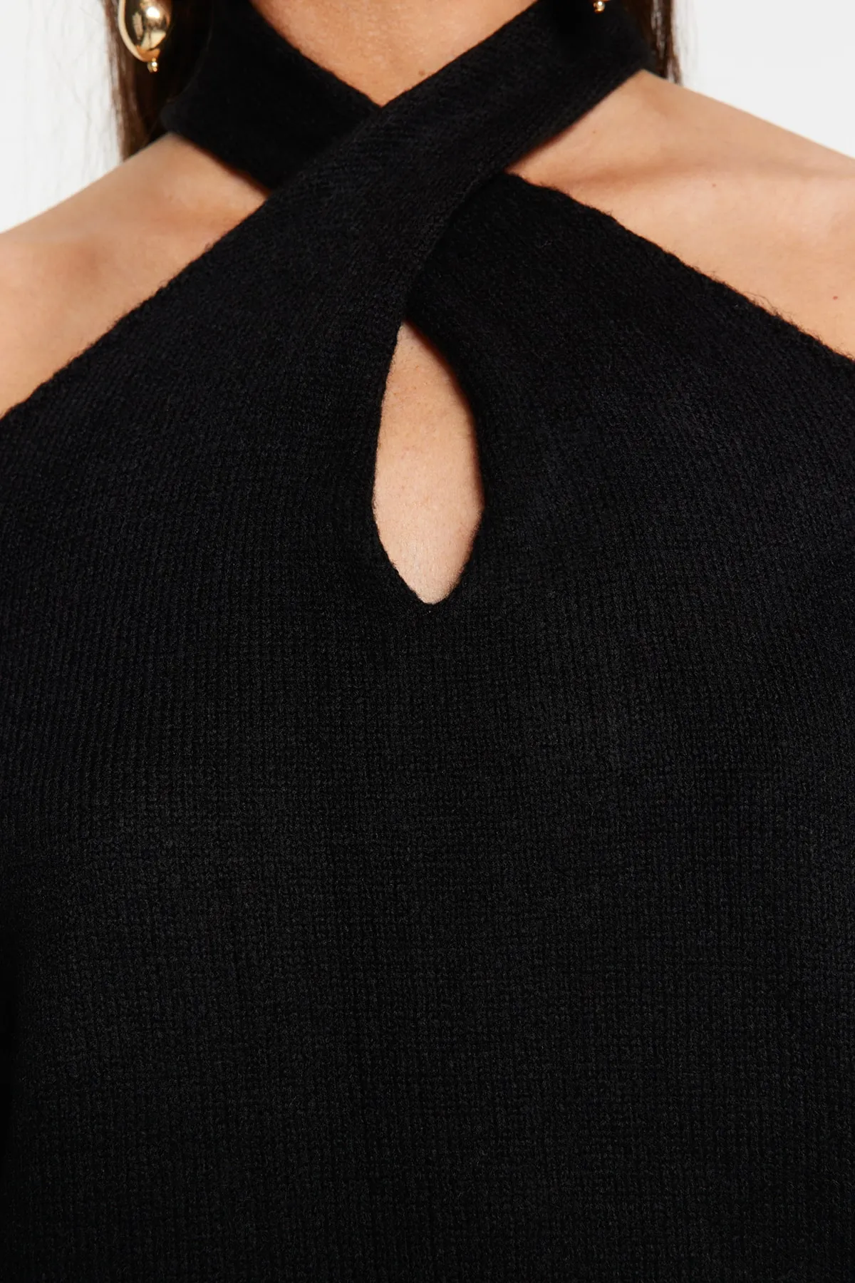 Trendyol Collection  Schwarzer Strickpullover mit weicher Textur und Fenster/Cut-Outs TWOAW24KZ00166