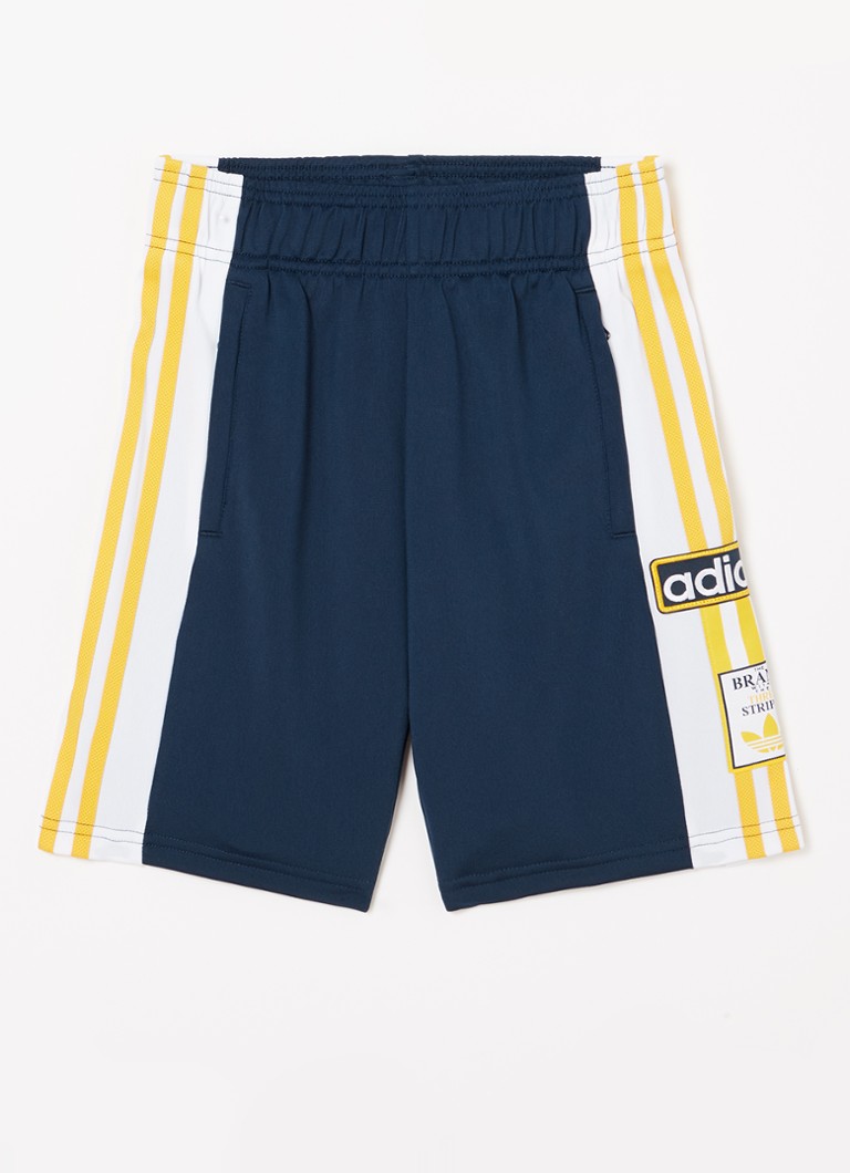 Adidaksen suorat shortsit, joissa on logobrodeeraus