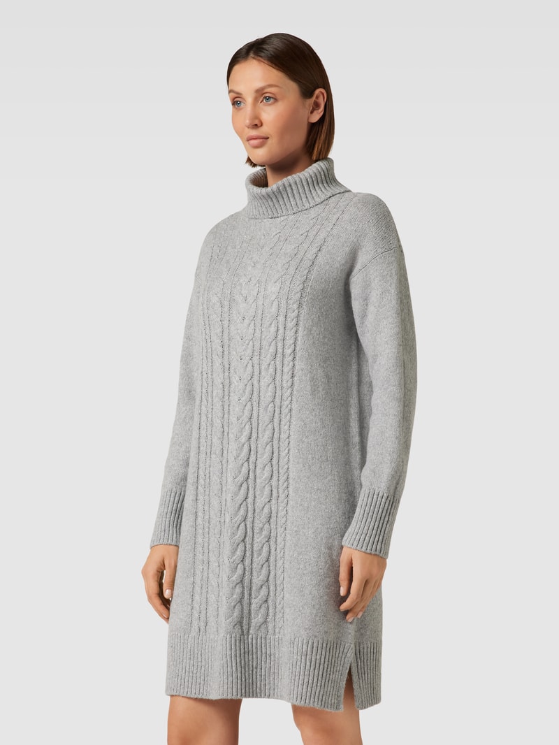 Knielanges Strickkleid mit Zopfmuster in silber meliert