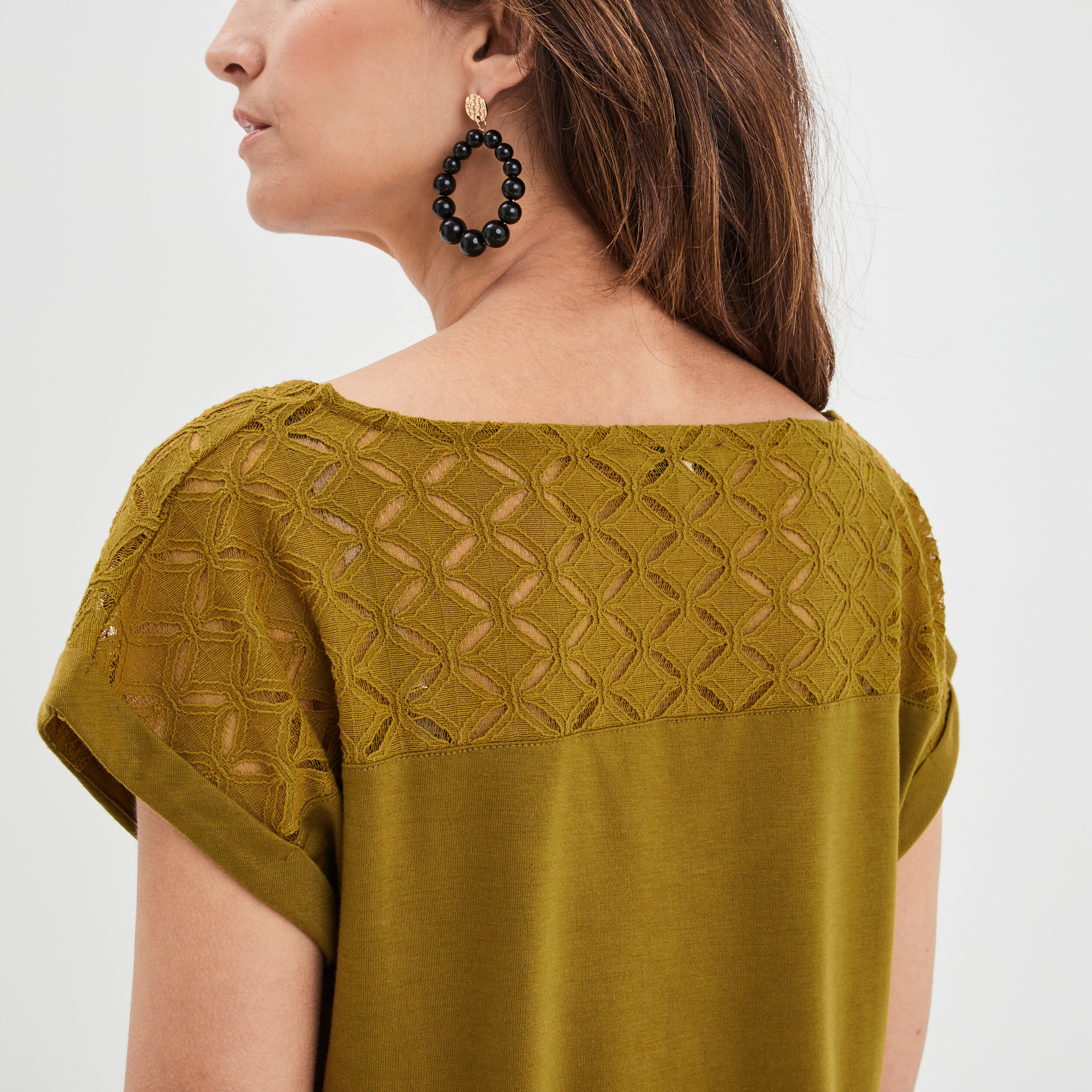 T-shirt col en V dentelle épaules et dos vert olive femme | La Halle