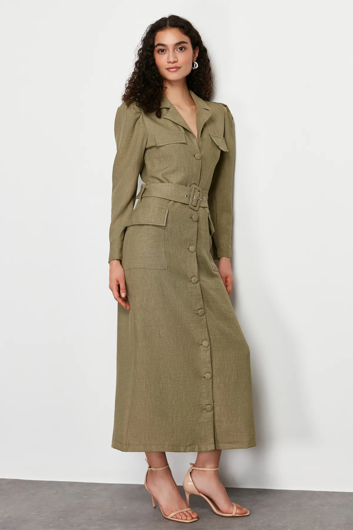 Trendyol Modest  Khakifarbenes, gewebtes Hemdblusenkleid in Leinenoptik mit Gürtel TCTSS24EB00017
