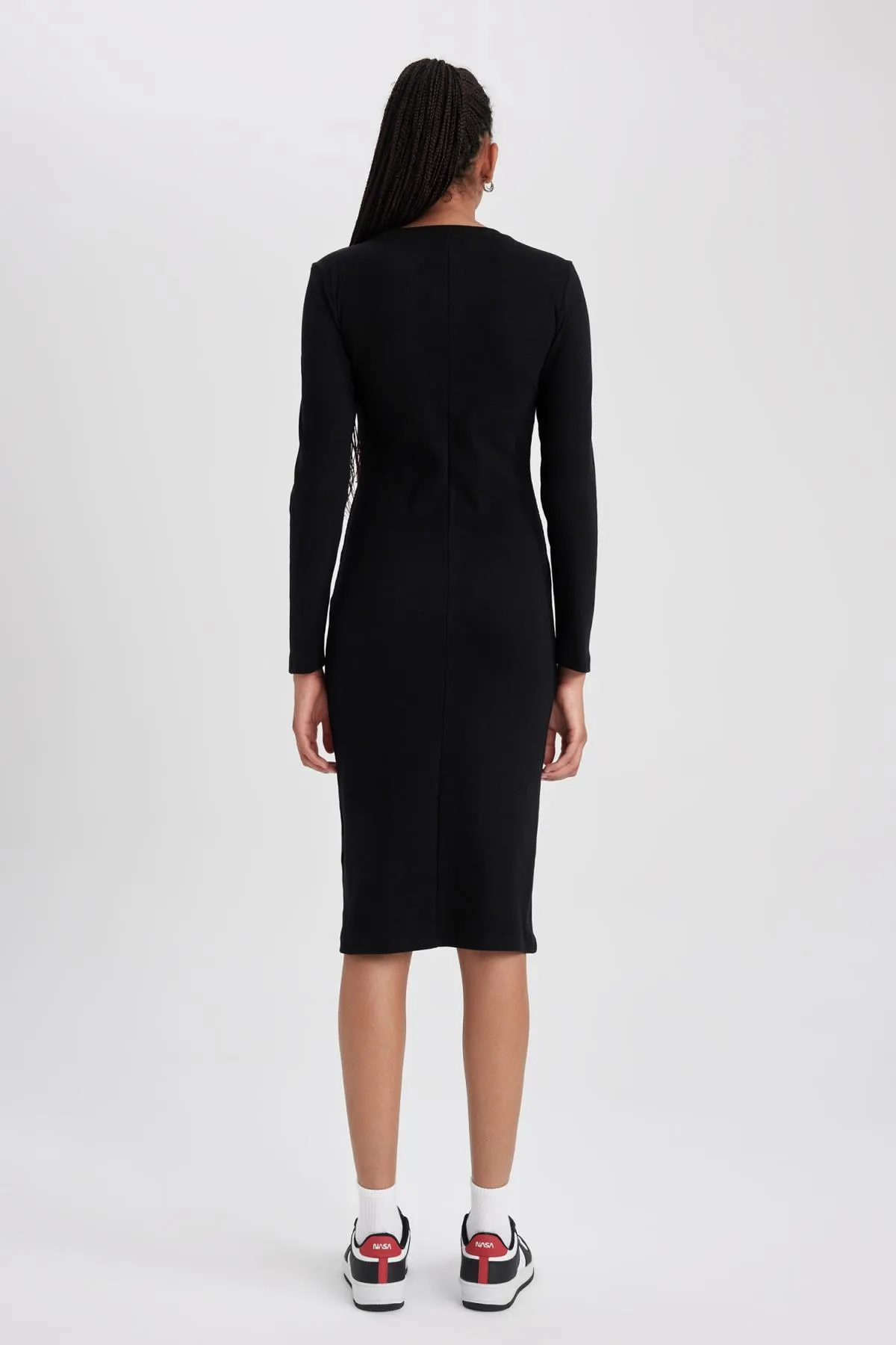 DeFacto  Figurbetontes, geripptes Camisole-Midikleid mit Rundhalsausschnitt und langen Ärmeln B2465ax23au