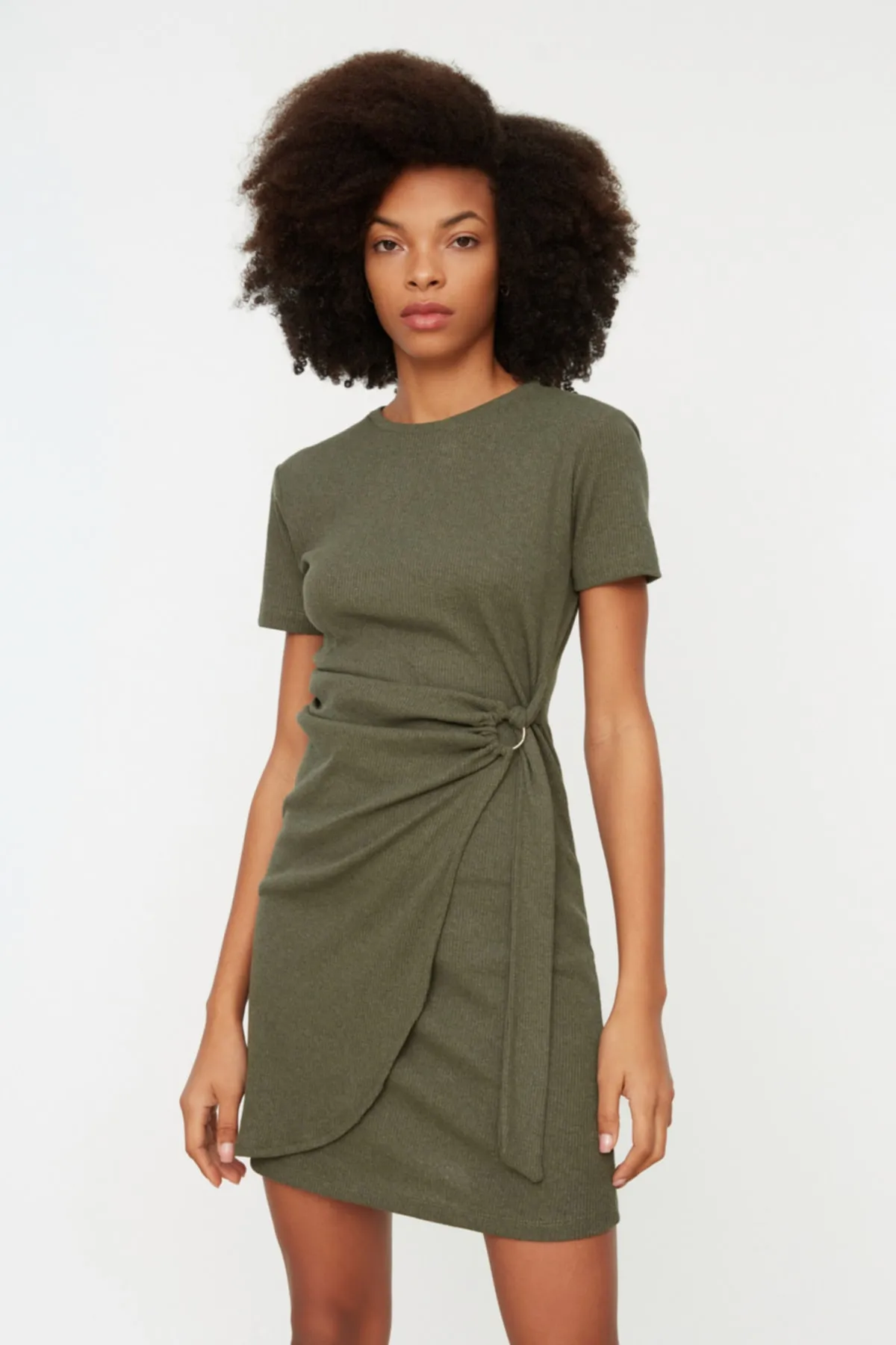 Trendyol Collection  Khakifarbenes, detailliertes Mini-Strickkleid mit Rundhalsausschnitt und Strickoptik TWOSS22EL0751
