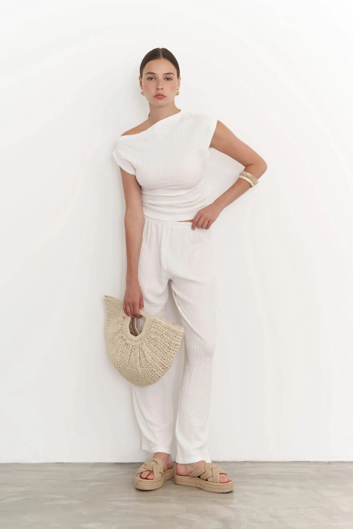 MAİ COLLECTİON  Sona – Weißes, asymmetrisches Blusen-Hosen-Set