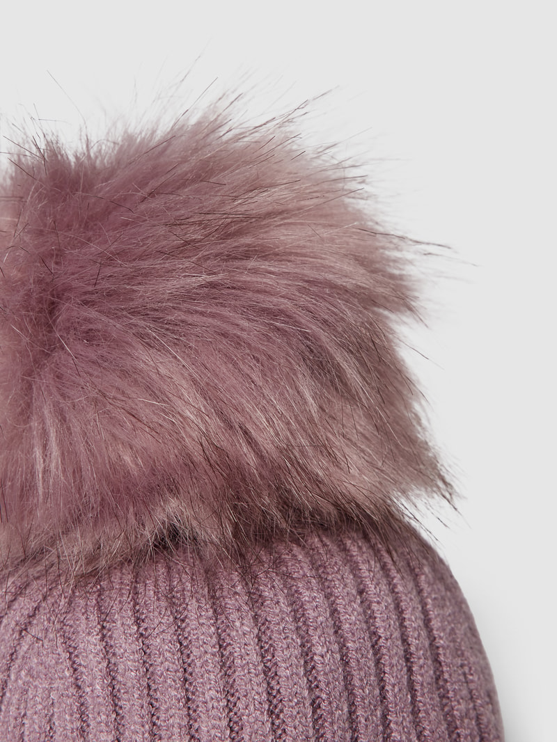 Pudelmütze mit Label-Detail Modell 'Kenzie' in offwhite