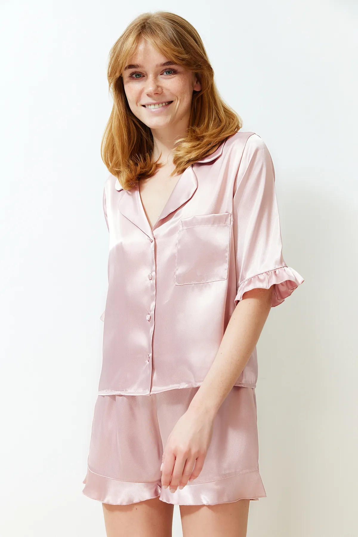 Trendyol Collection  Rosa Pyjama-Set aus gewebtem Satin mit Rüschen und Details THMSS24PT00090