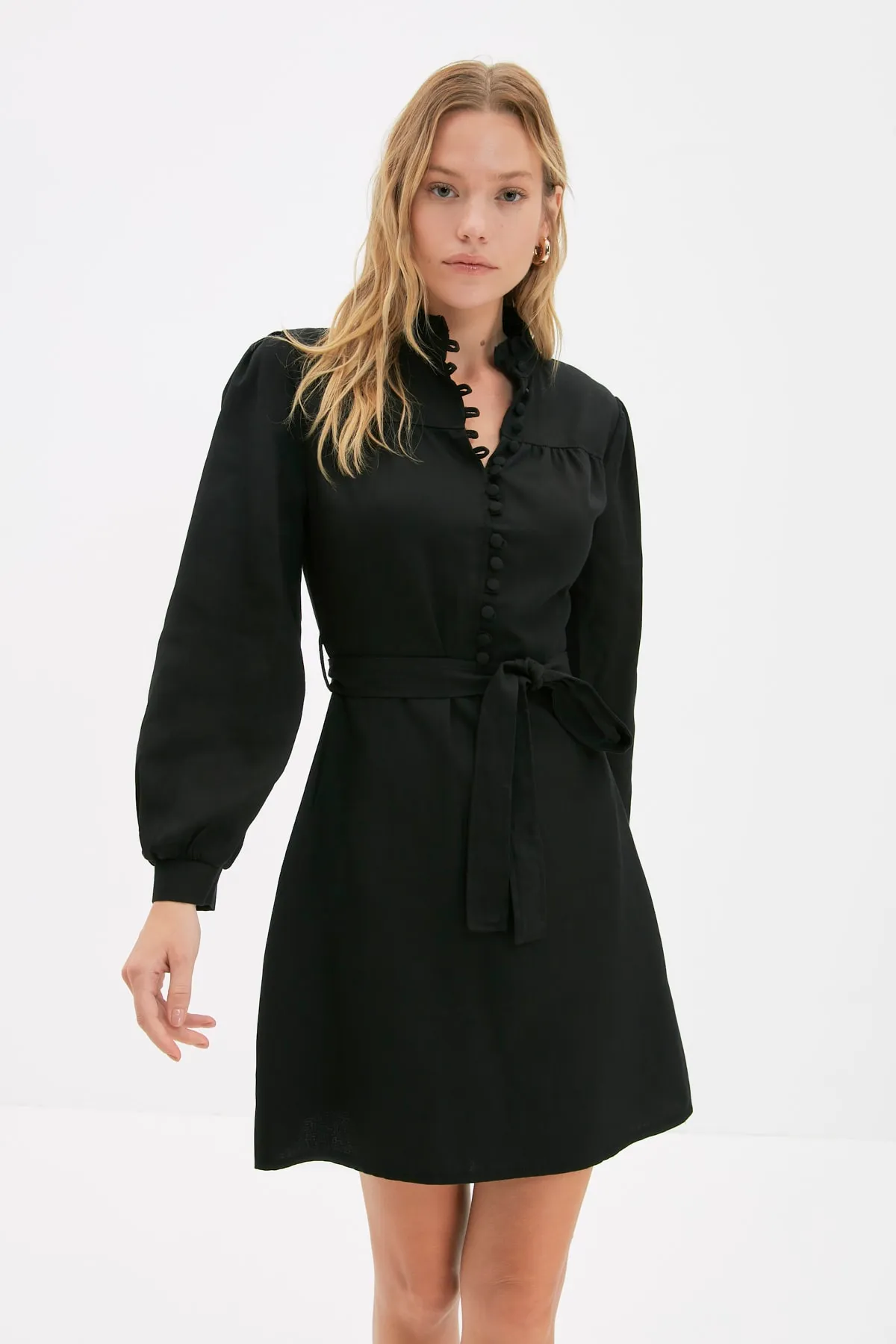 Trendyol Collection  Schwarzes Webkleid mit hohem Kragen TWOAW22EL1346